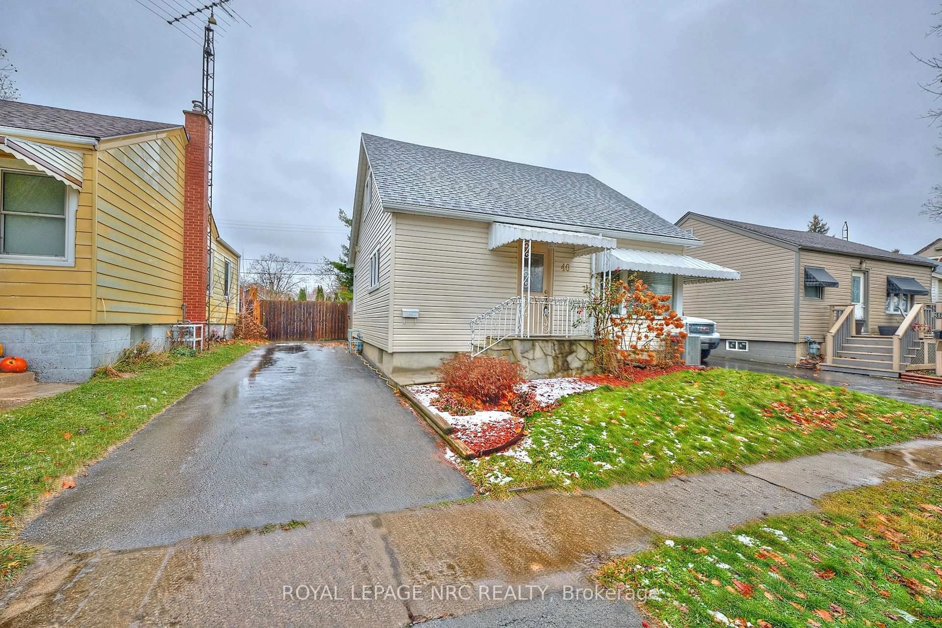A pic from outside/outdoor area/front of a property/back of a property/a pic from drone, street for 40 Shakespeare Ave, St. Catharines Ontario L2R 6M6