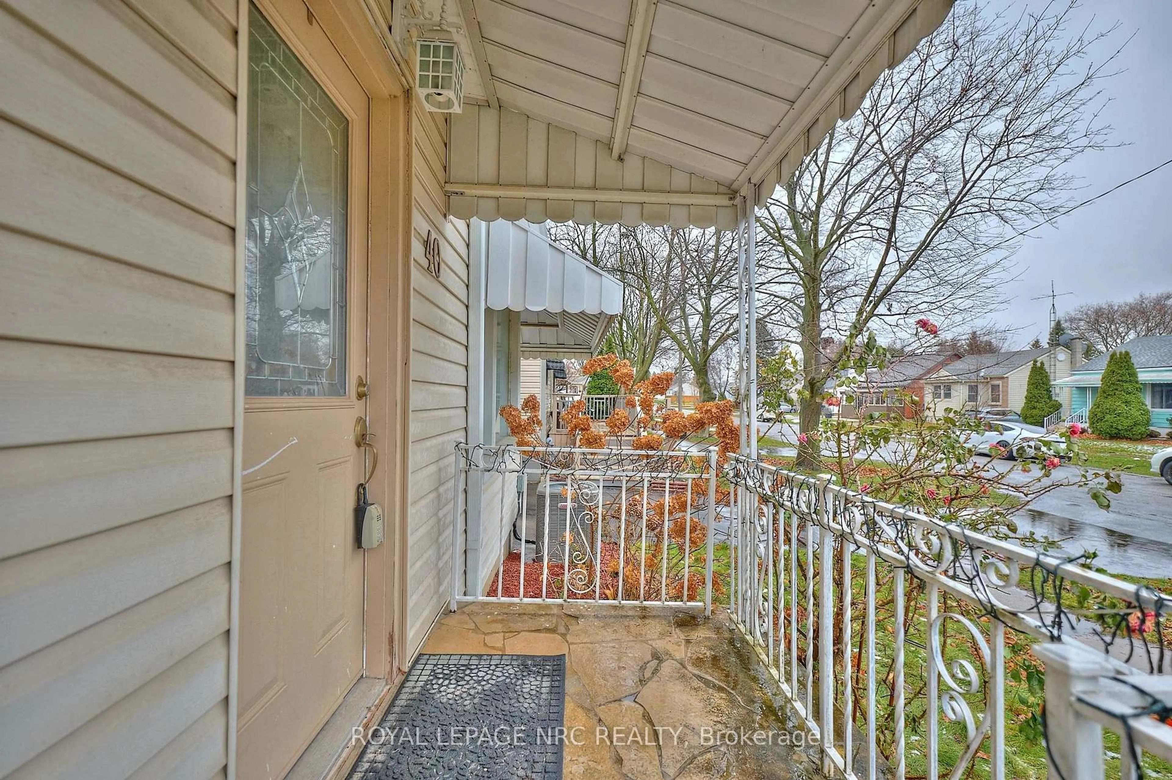 Patio, street for 40 Shakespeare Ave, St. Catharines Ontario L2R 6M6