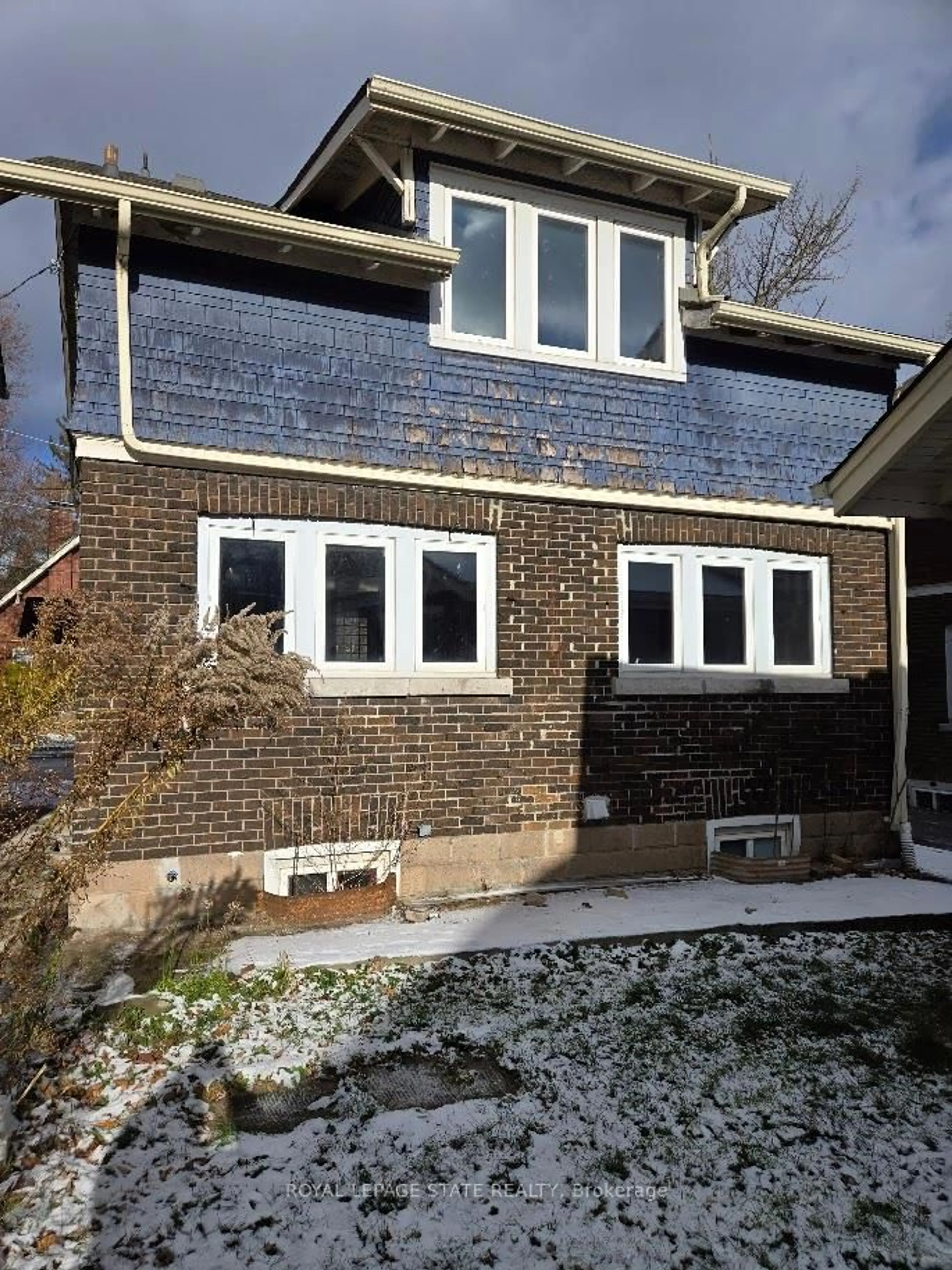 Home with brick exterior material, building for 4352 Otter St, Niagara Falls Ontario L2E 1G3