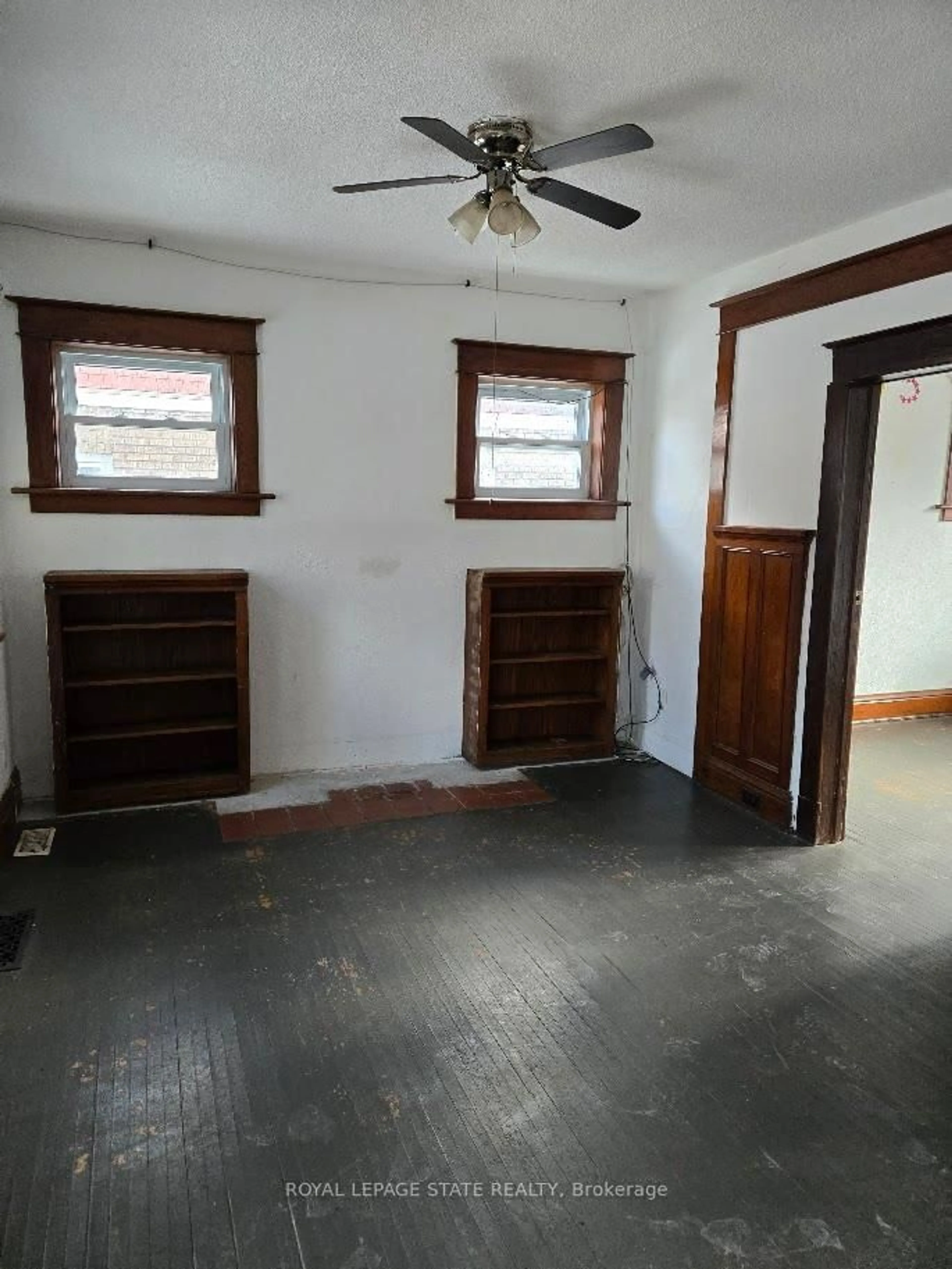 A pic of a room for 4352 Otter St, Niagara Falls Ontario L2E 1G3