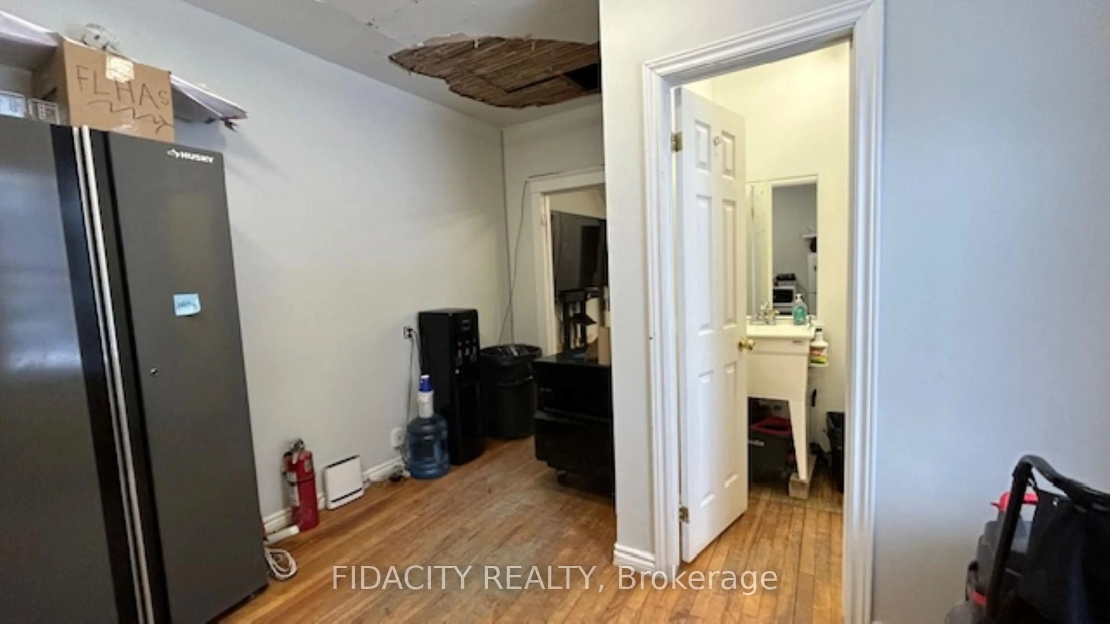 A pic of a room for 87 Richmond Rd, Ottawa Ontario K1Z 6V8