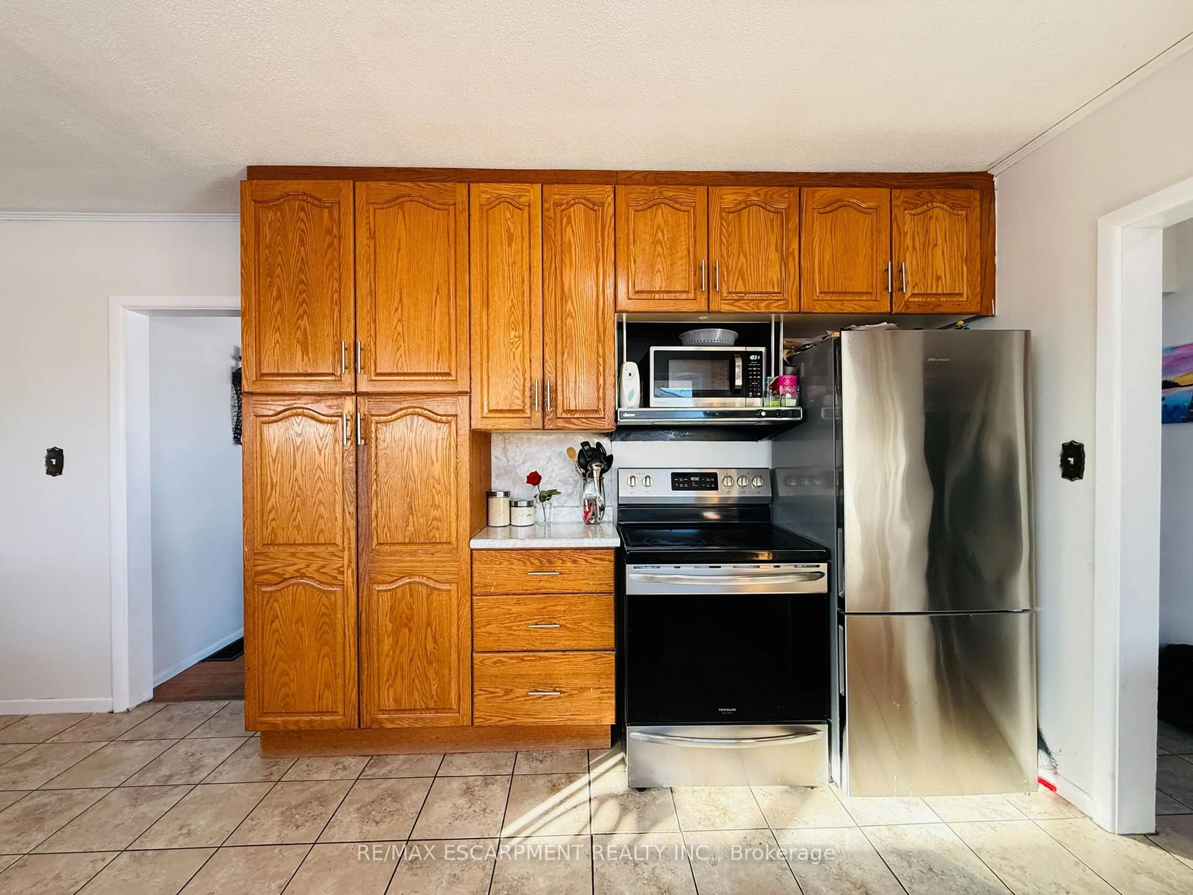 Standard kitchen, ceramic/tile floor for 22 Gildea St, Hamilton Ontario L8V 2G7