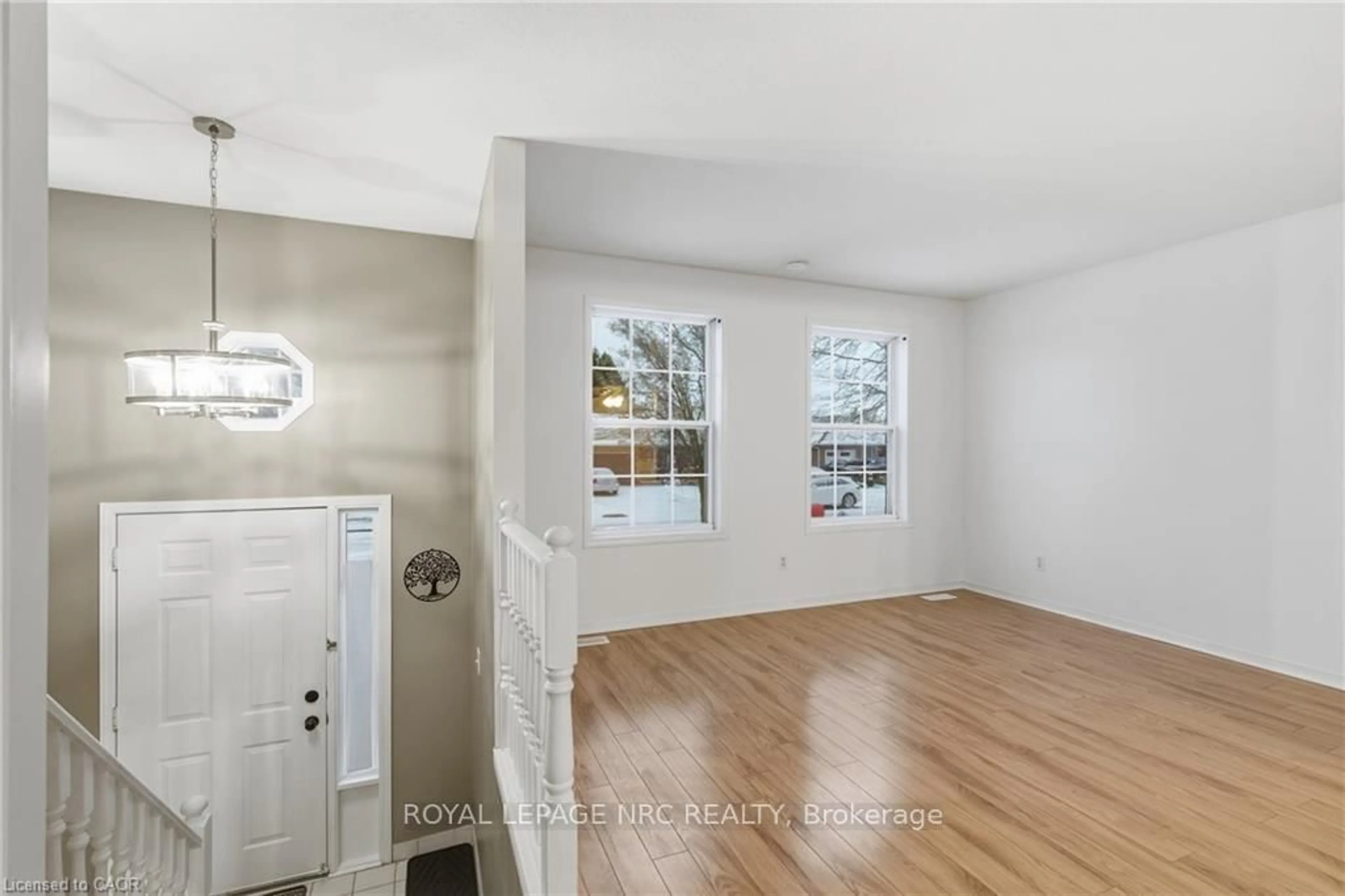 Indoor entryway for 10 Woodland Dr, Welland Ontario L3C 7C9