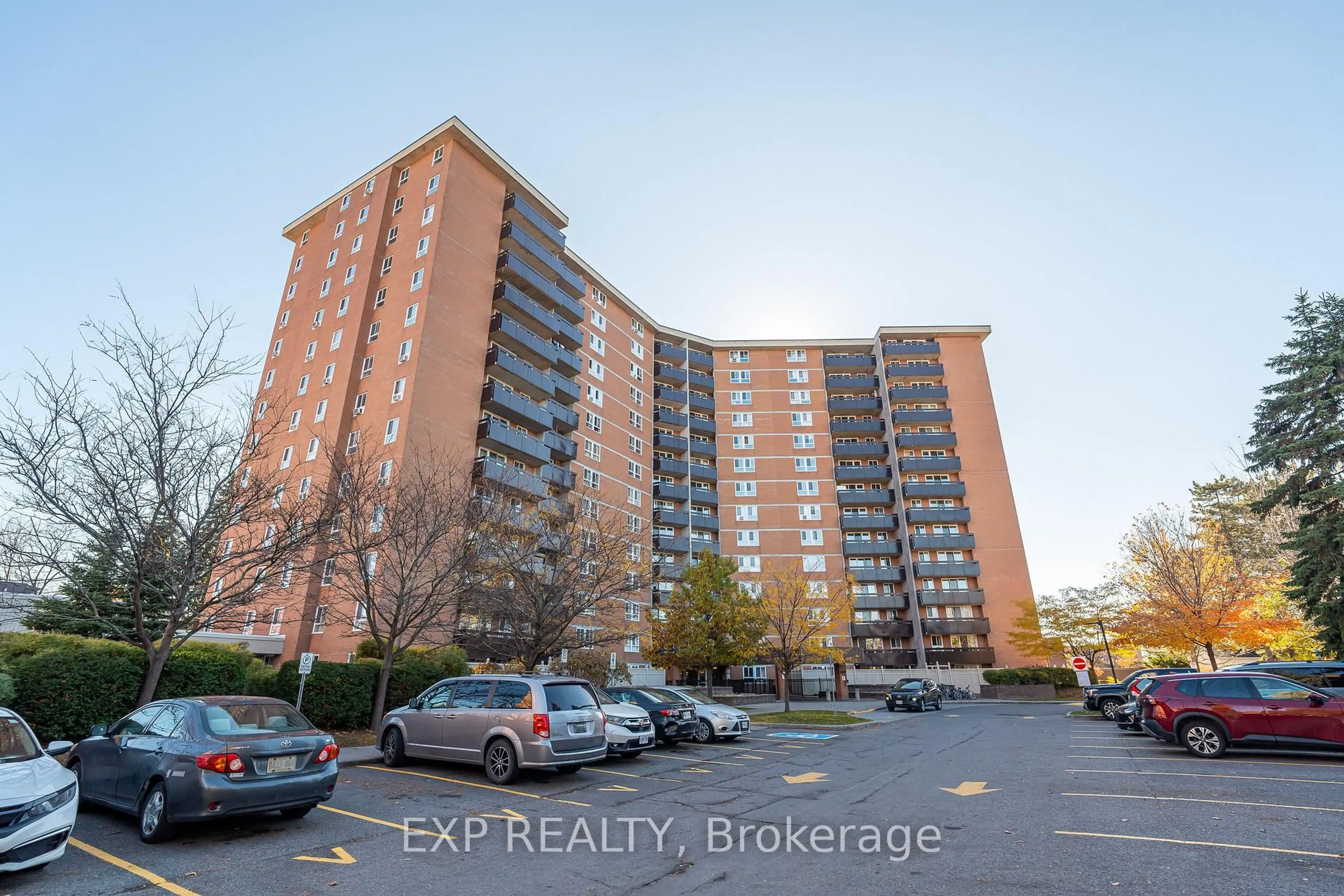 A pic from outside/outdoor area/front of a property/back of a property/a pic from drone, building for 2000 Jasmine Cres #415, Ottawa Ontario K1J 8K4