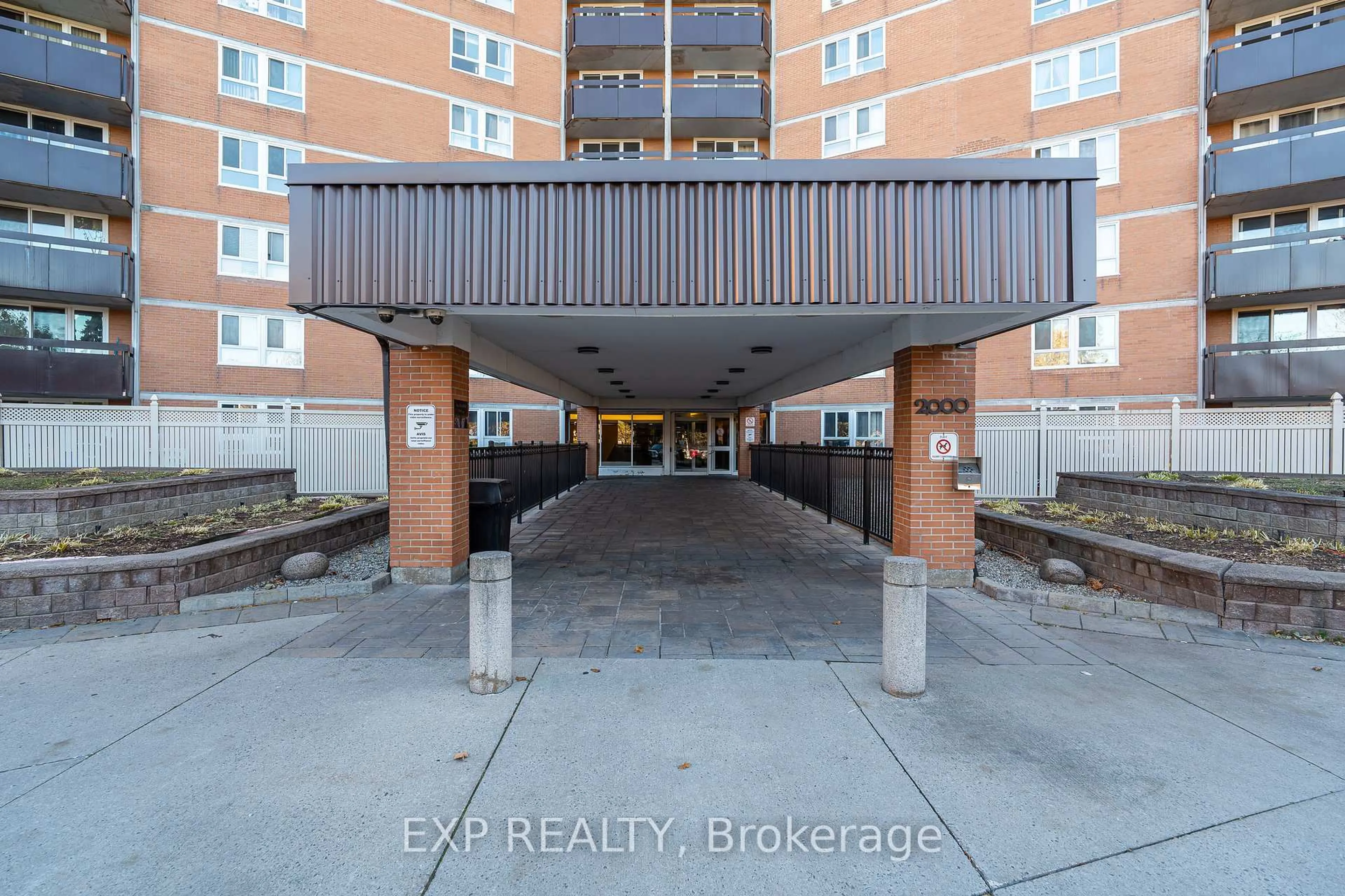 Indoor entryway for 2000 Jasmine Cres #415, Ottawa Ontario K1J 8K4