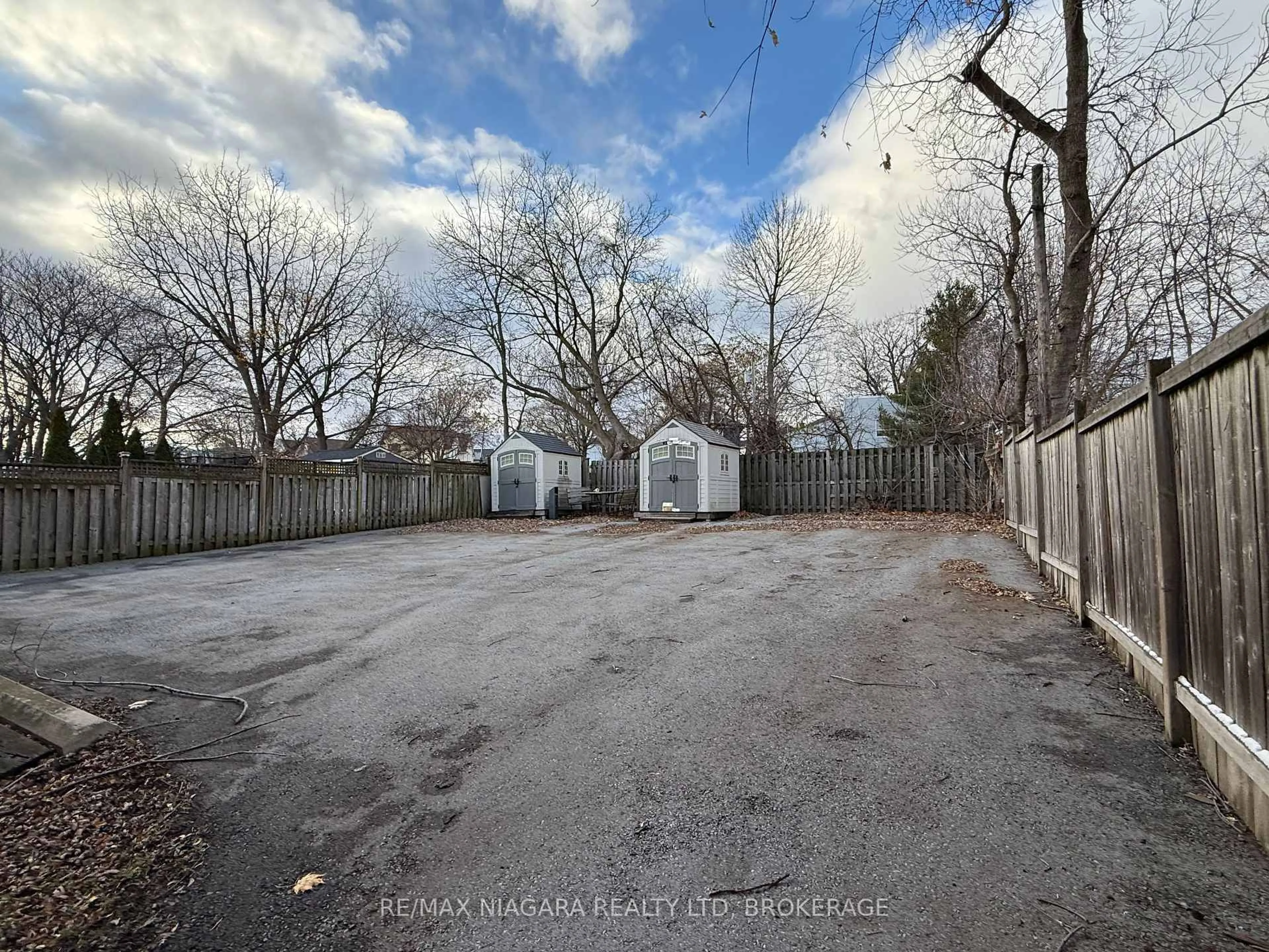 A pic from outside/outdoor area/front of a property/back of a property/a pic from drone, unknown for 5519 Ontario Ave, Niagara Falls Ontario L2E 3S4