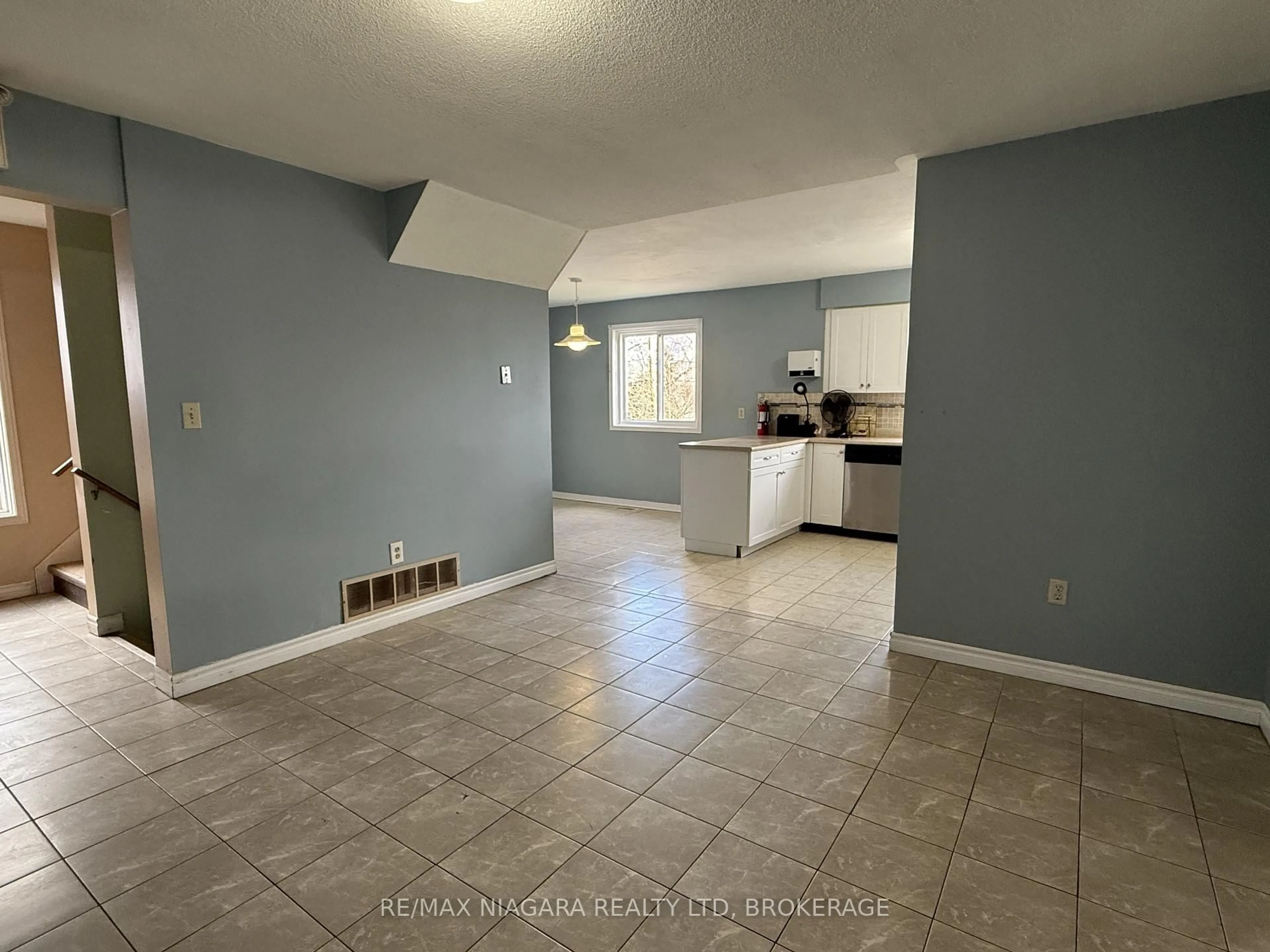 A pic of a room for 5519 Ontario Ave, Niagara Falls Ontario L2E 3S4