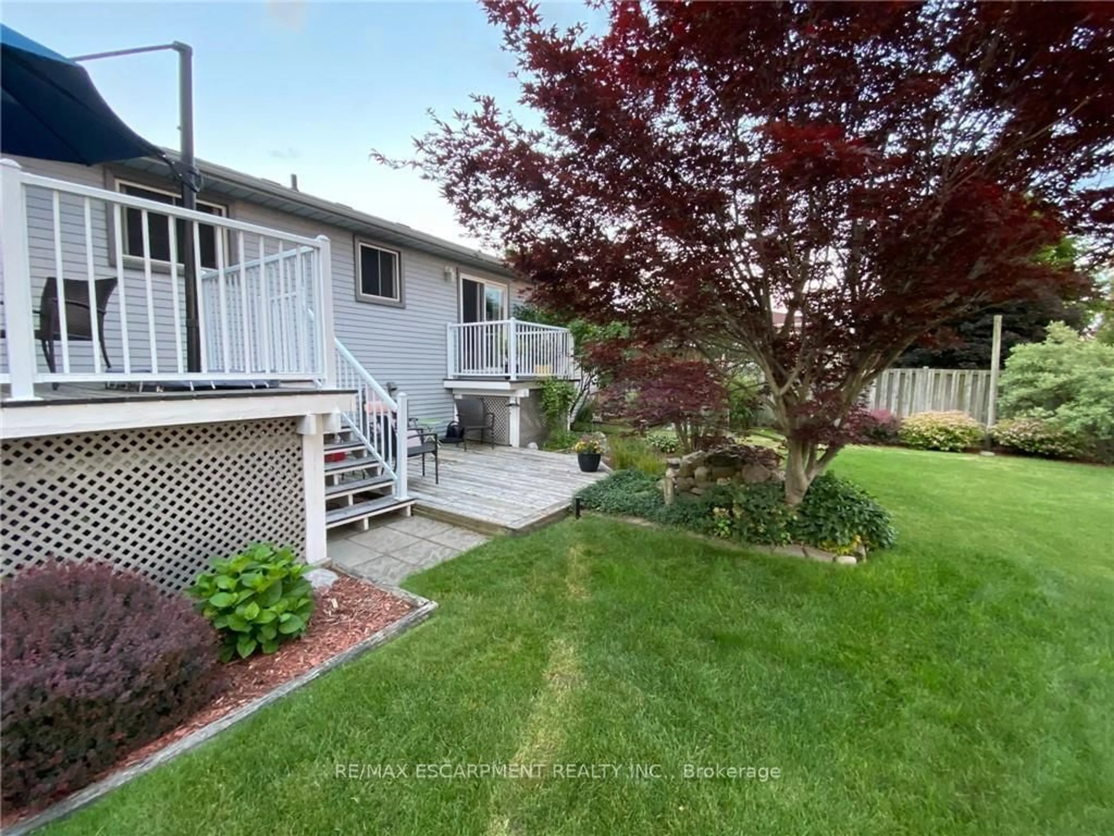 A pic from outside/outdoor area/front of a property/back of a property/a pic from drone, street for 18 Ross St, Norfolk Ontario N0E 1Y0