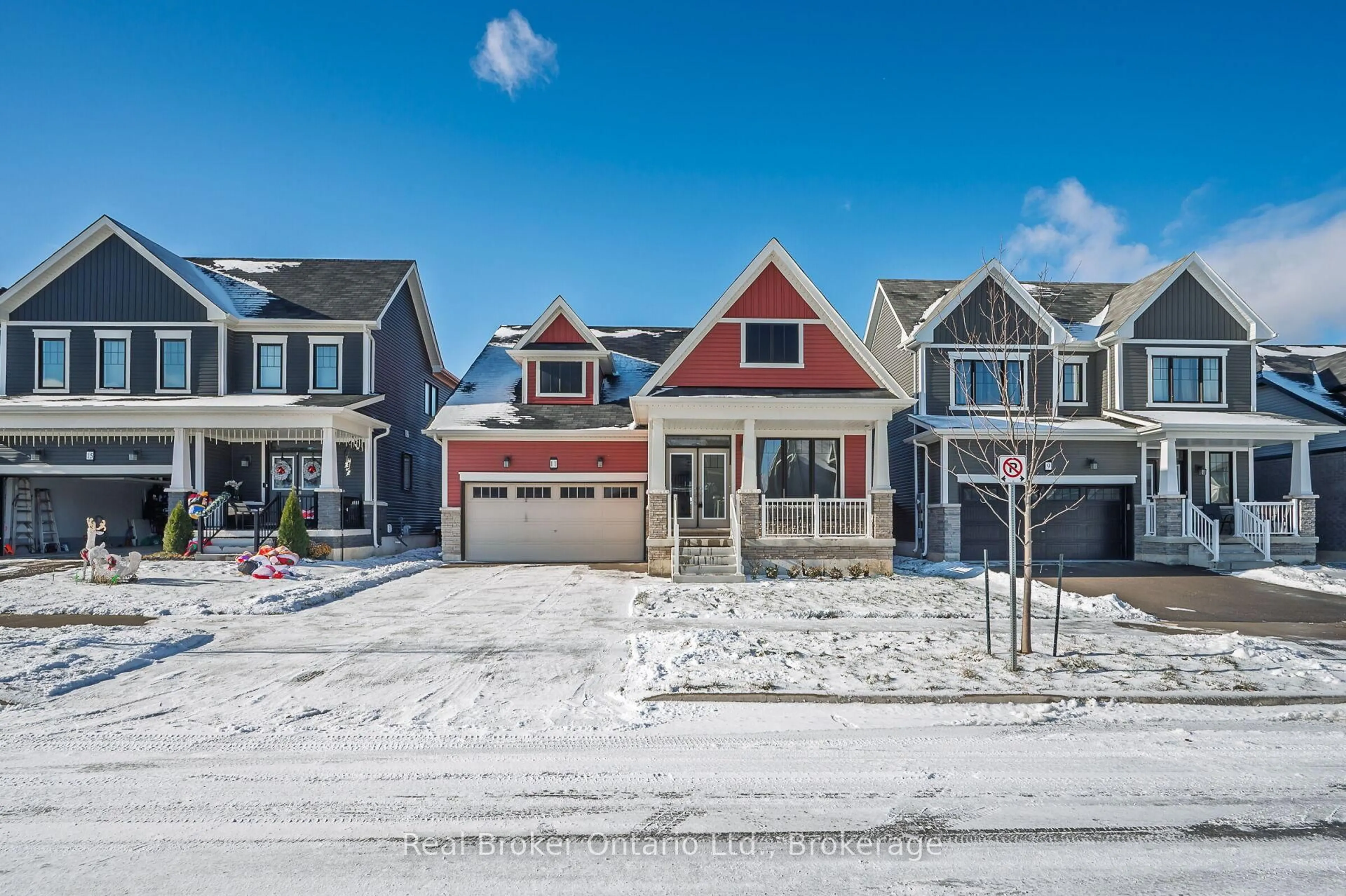 A pic from outside/outdoor area/front of a property/back of a property/a pic from drone, street for 11 Frontier Dr, Thorold Ontario L2V 0K3