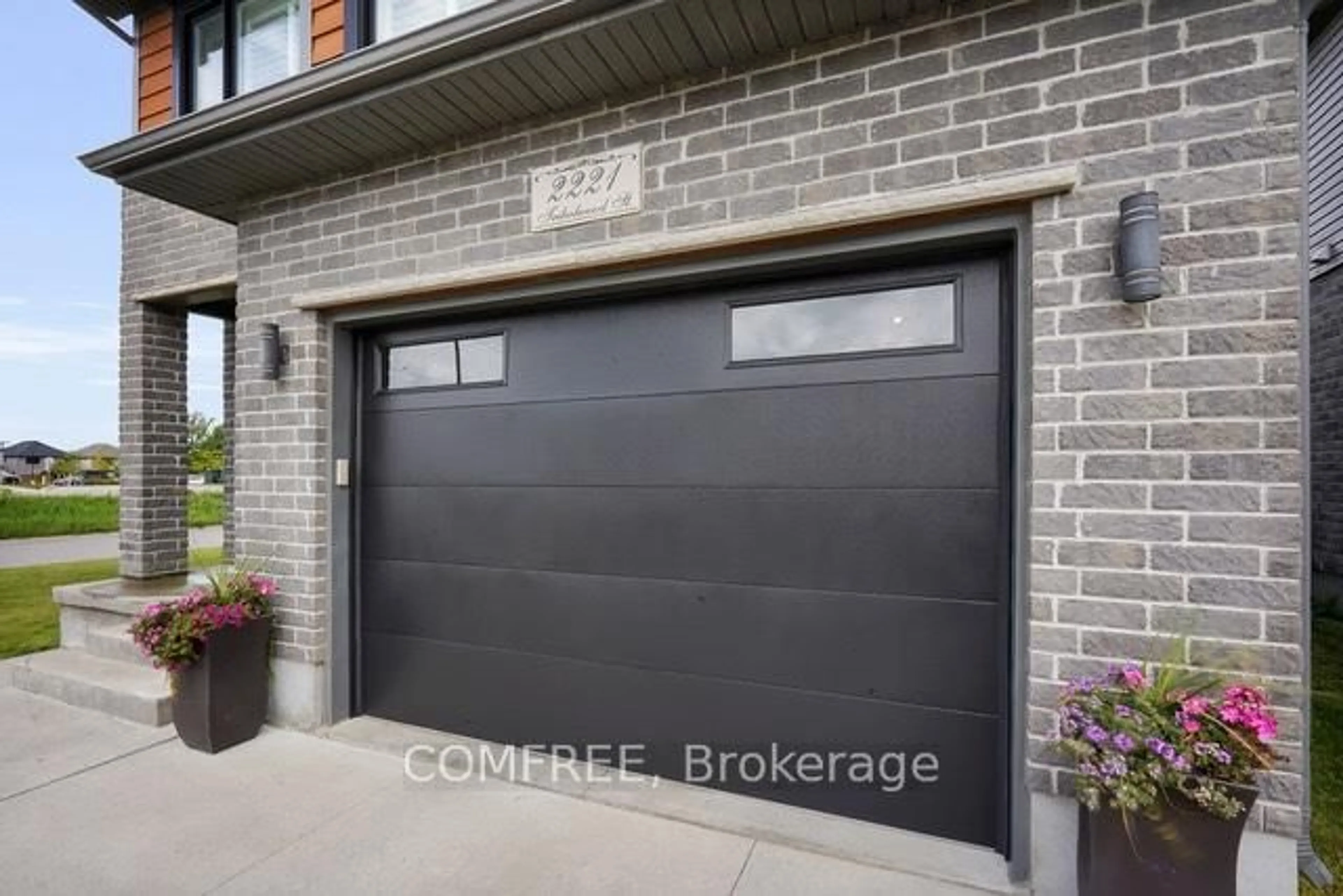 Indoor garage for 2221 Tribalwood St, London North Ontario N6G 0R4