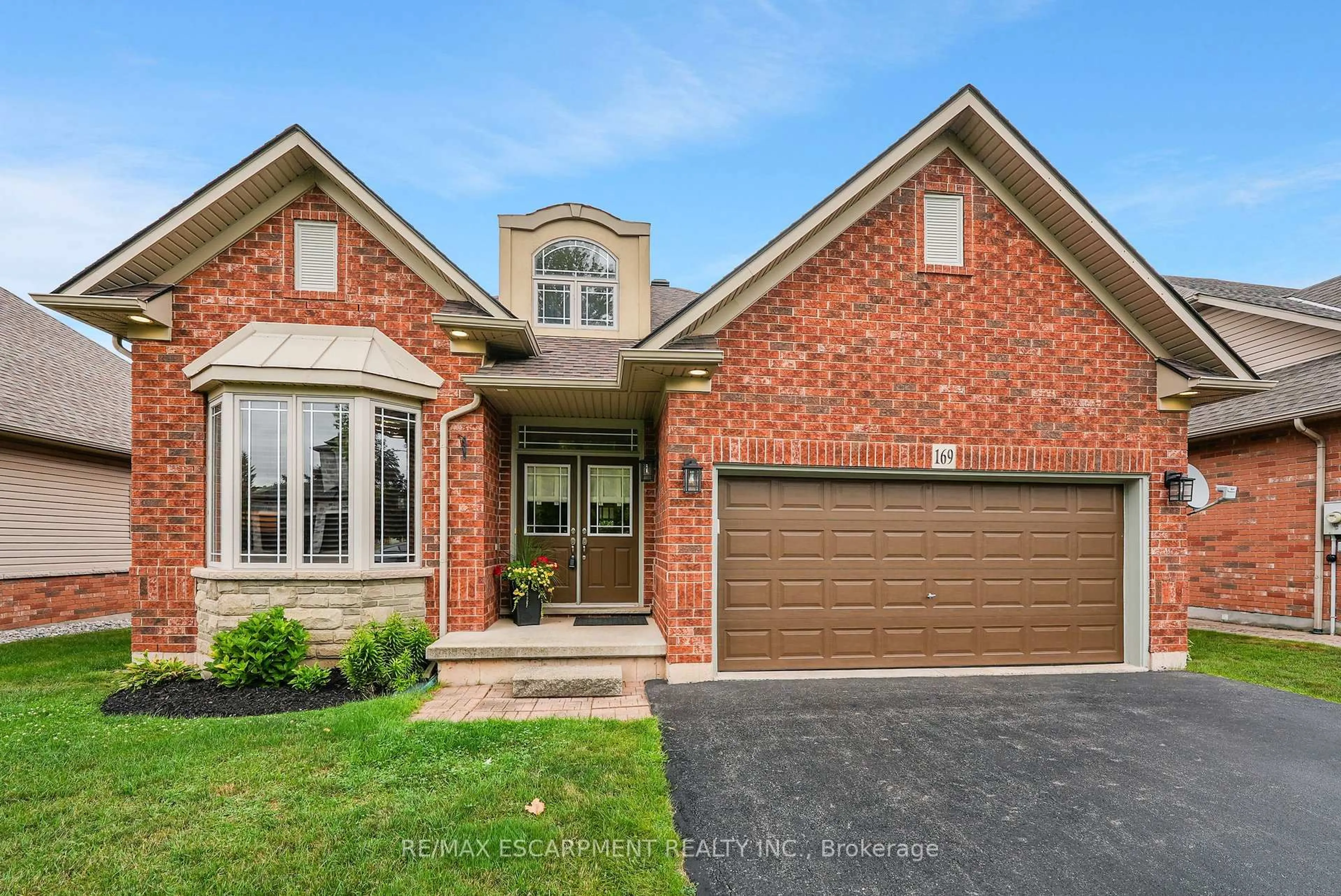 Home with brick exterior material, street for 169 Central Ave, Grimsby Ontario L3M 5T4