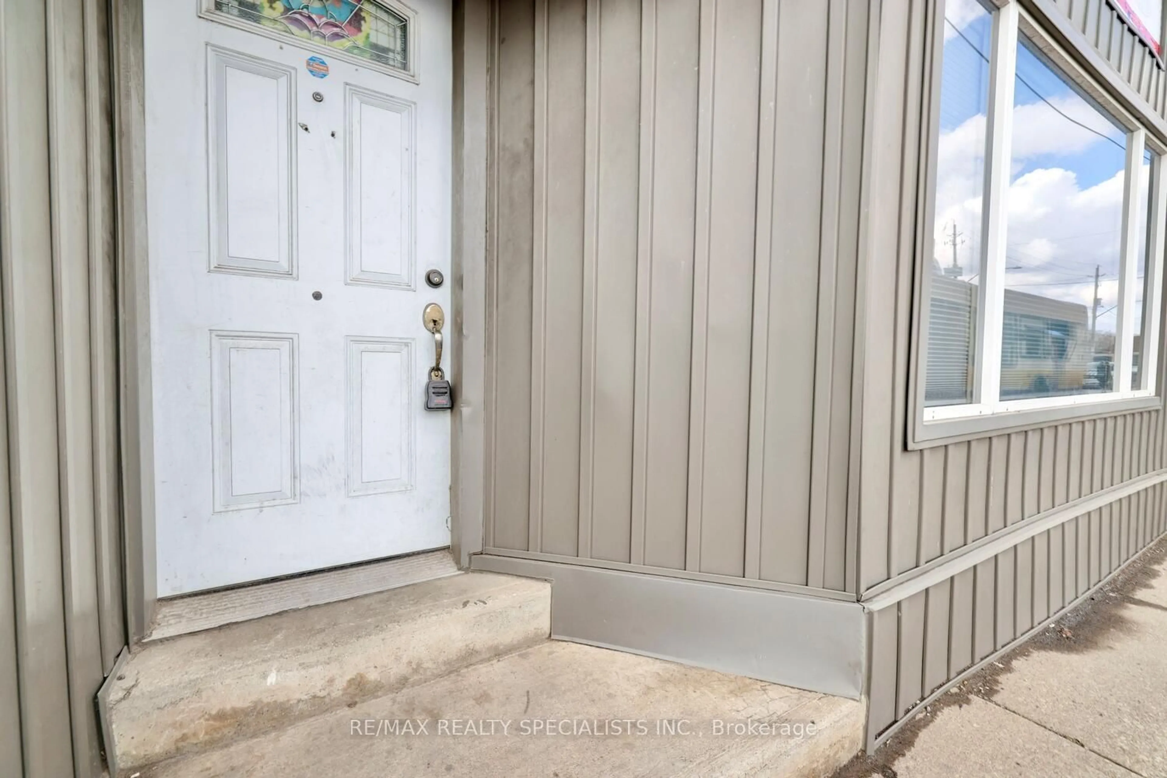 Indoor entryway for 895 Barton St, Hamilton Ontario L8L 3B8