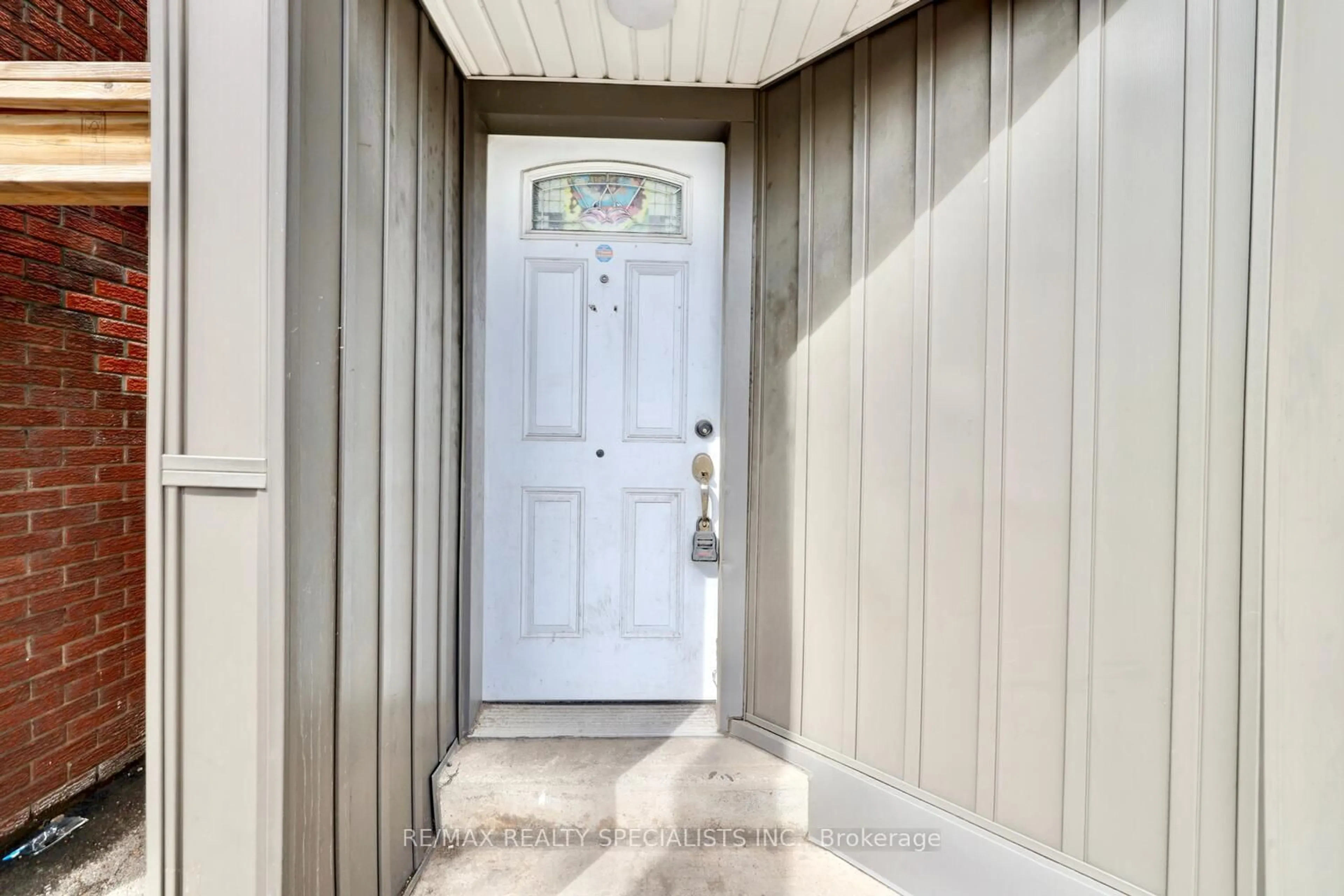 Indoor entryway for 895 Barton St, Hamilton Ontario L8L 3B8