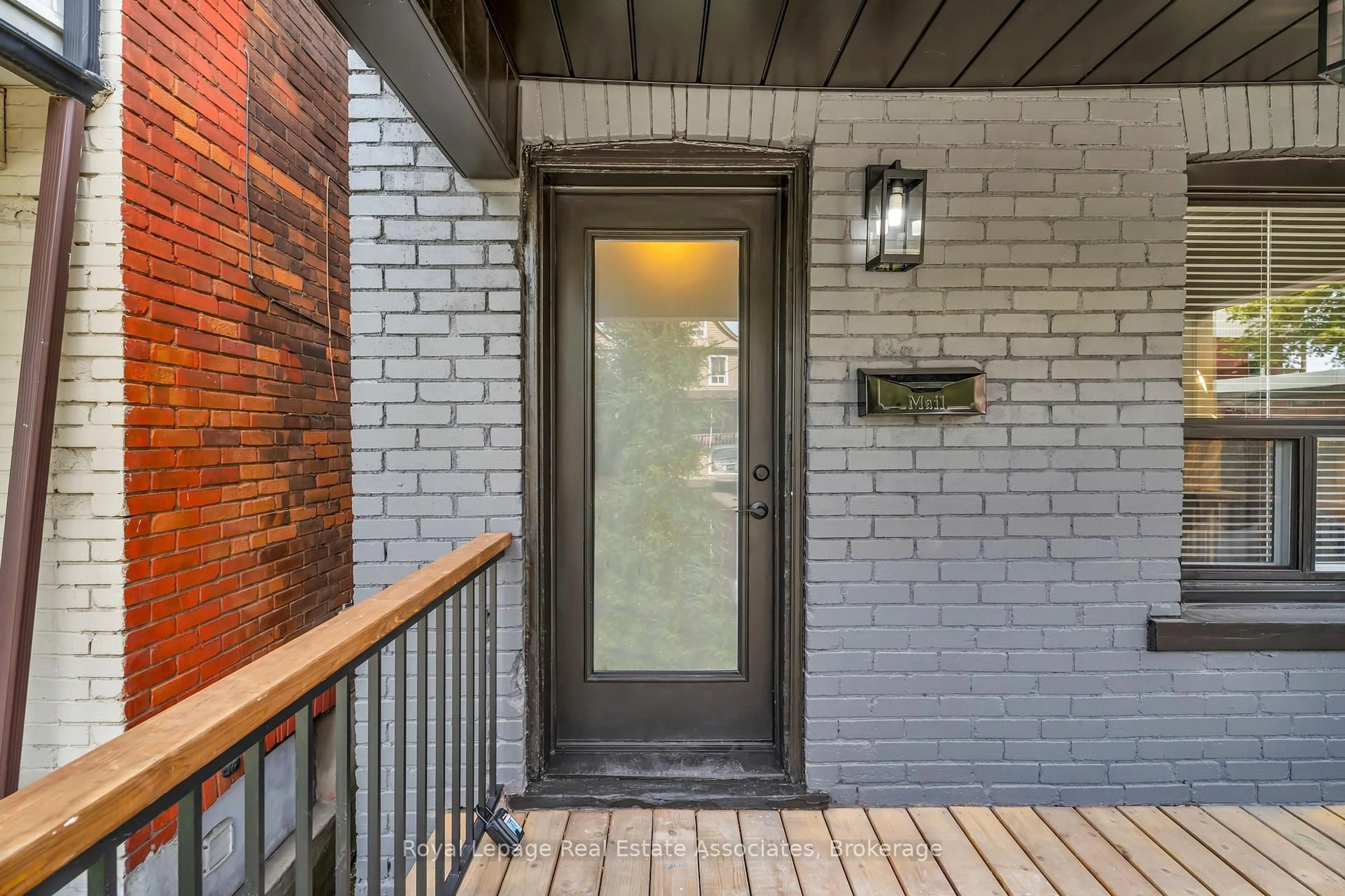 Indoor entryway for 10 Gordon St, Hamilton Ontario L8L 3H2