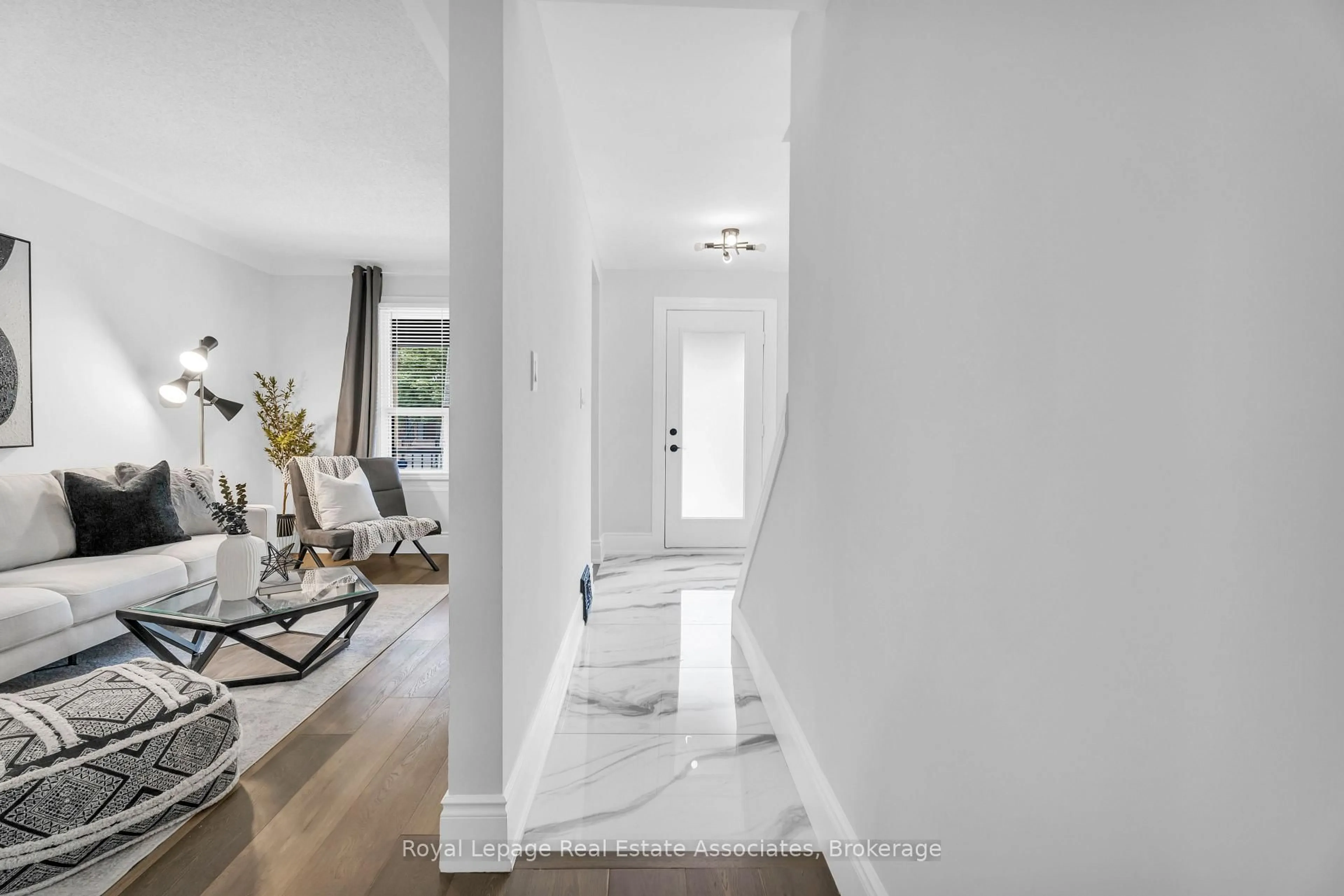Indoor entryway for 10 Gordon St, Hamilton Ontario L8L 3H2