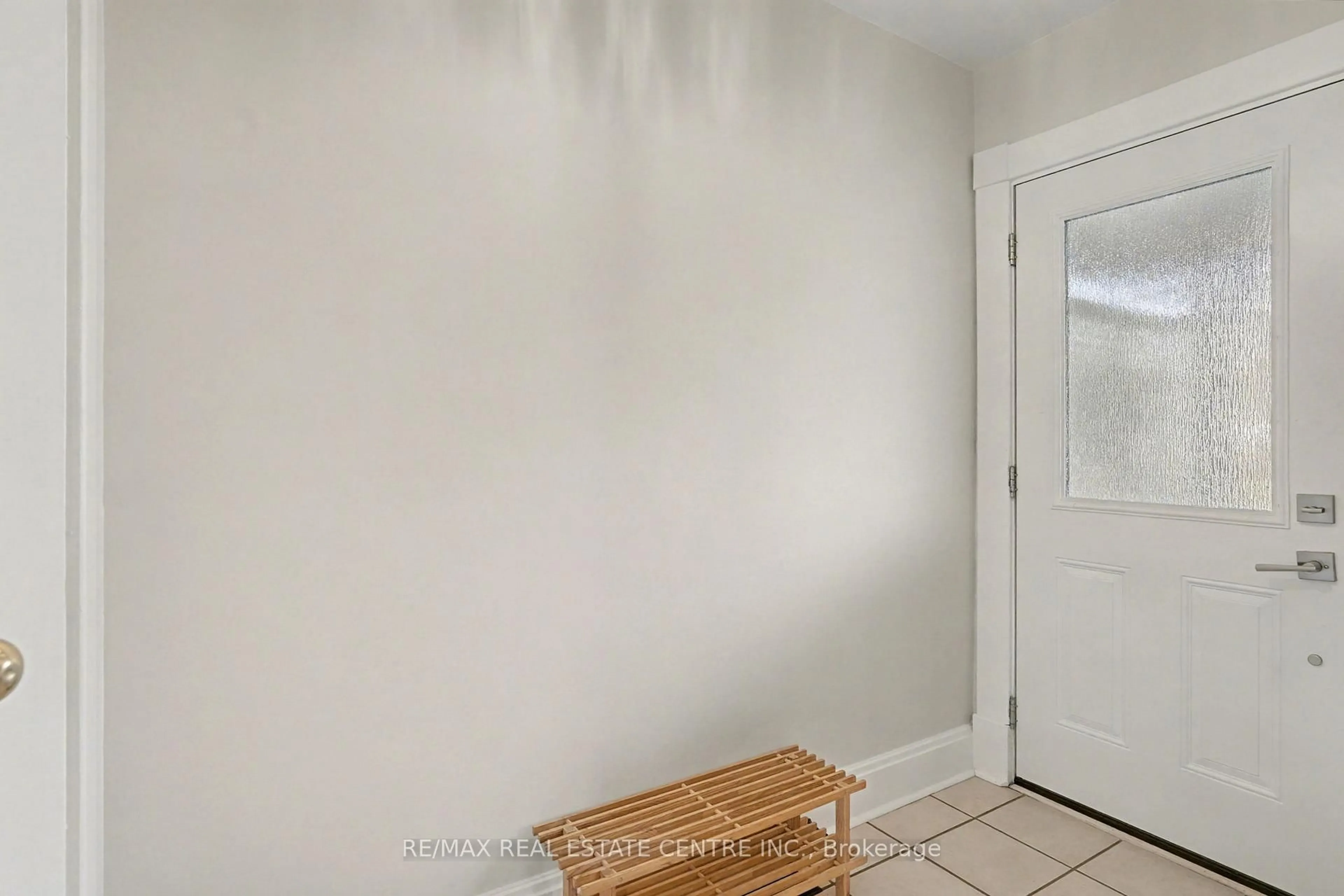 Indoor entryway for 60 Rife Ave, Cambridge Ontario N3C 2G7