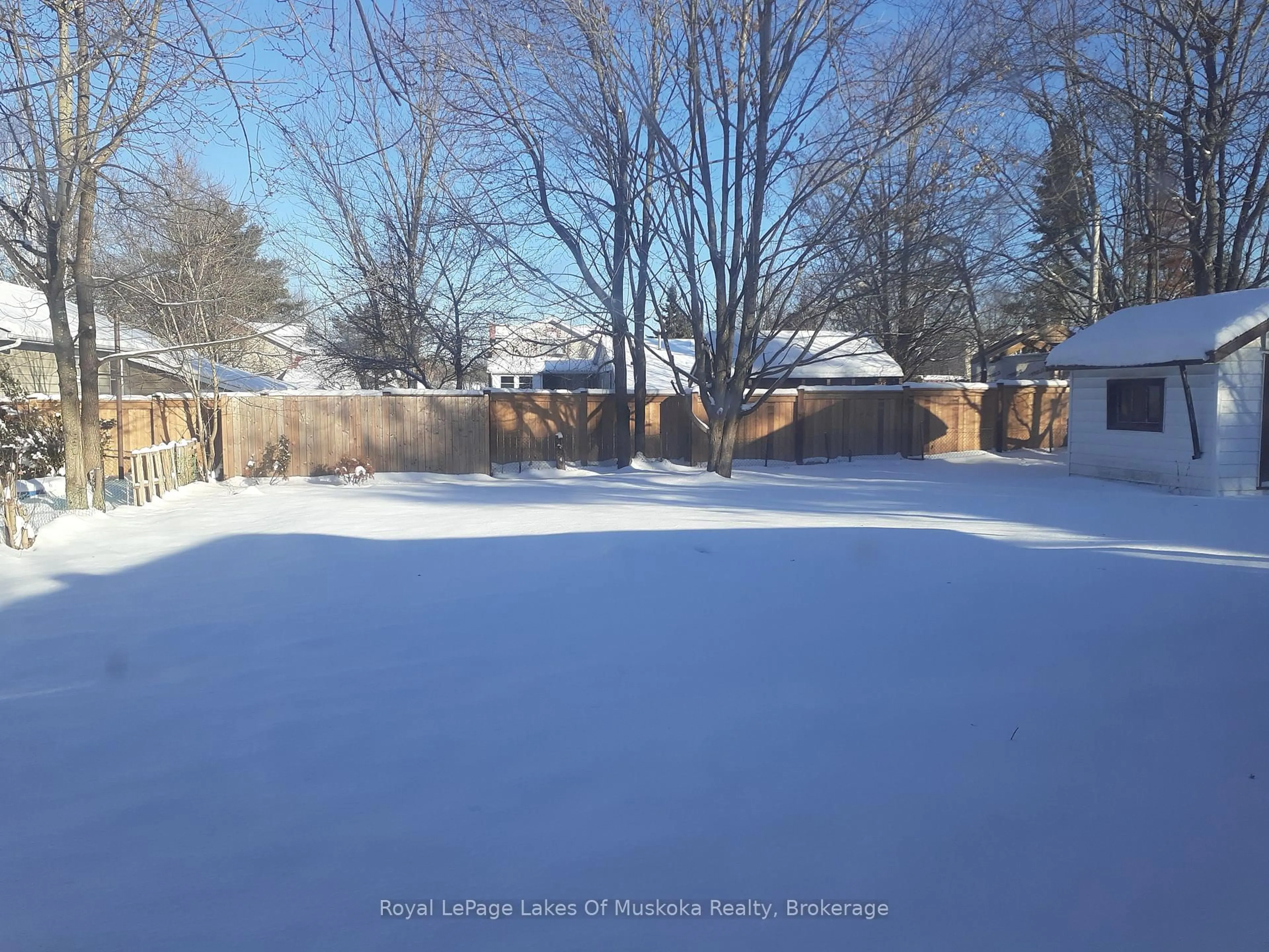 A pic from outside/outdoor area/front of a property/back of a property/a pic from drone, street for 560 John St, Gravenhurst Ontario P1P 1G2