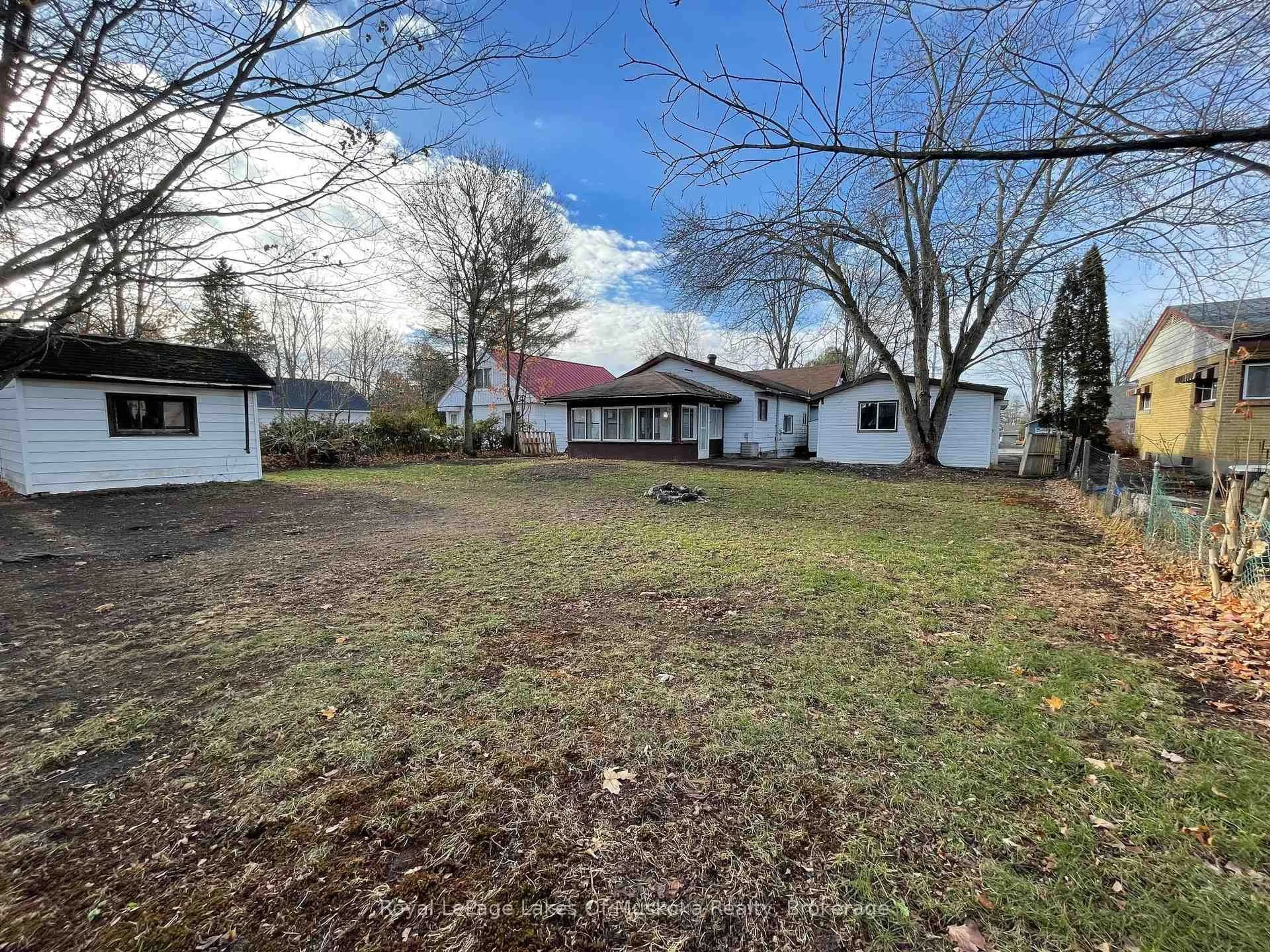 A pic from outside/outdoor area/front of a property/back of a property/a pic from drone, street for 560 John St, Gravenhurst Ontario P1P 1G2