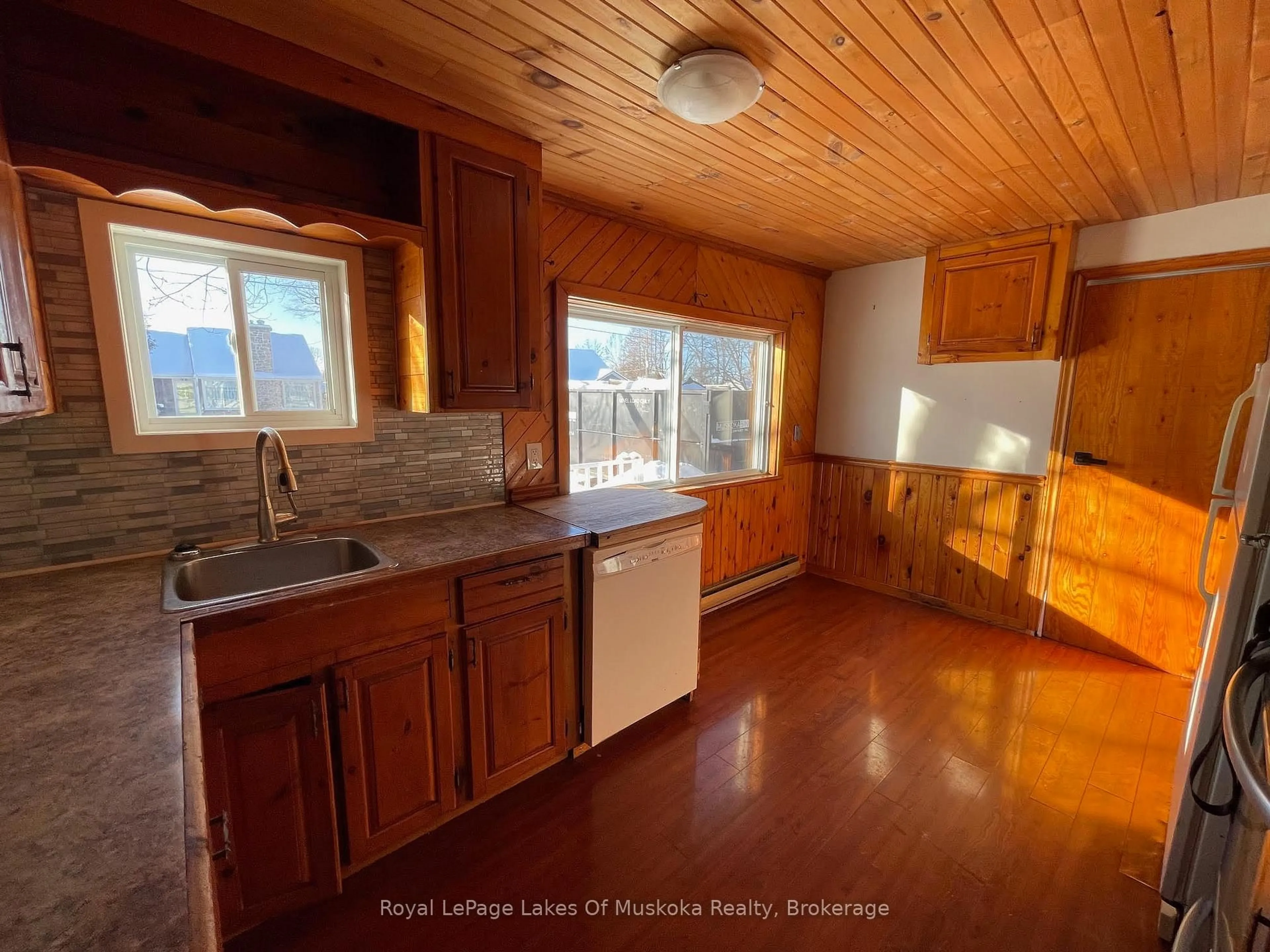 Unknown for 560 John St, Gravenhurst Ontario P1P 1G2