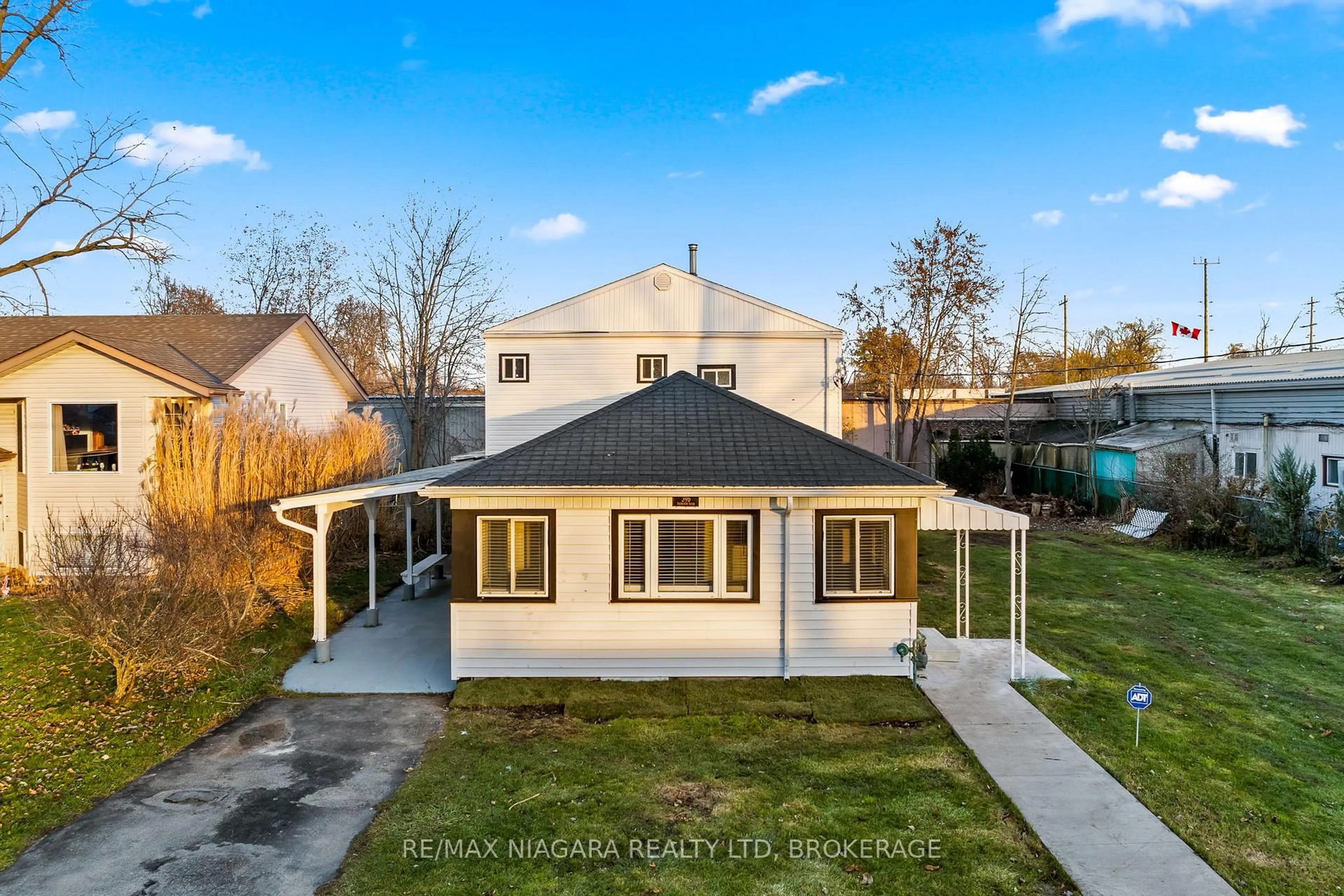 A pic from outside/outdoor area/front of a property/back of a property/a pic from drone, street for 396 Fairview Rd, Fort Erie Ontario L2A 4S2