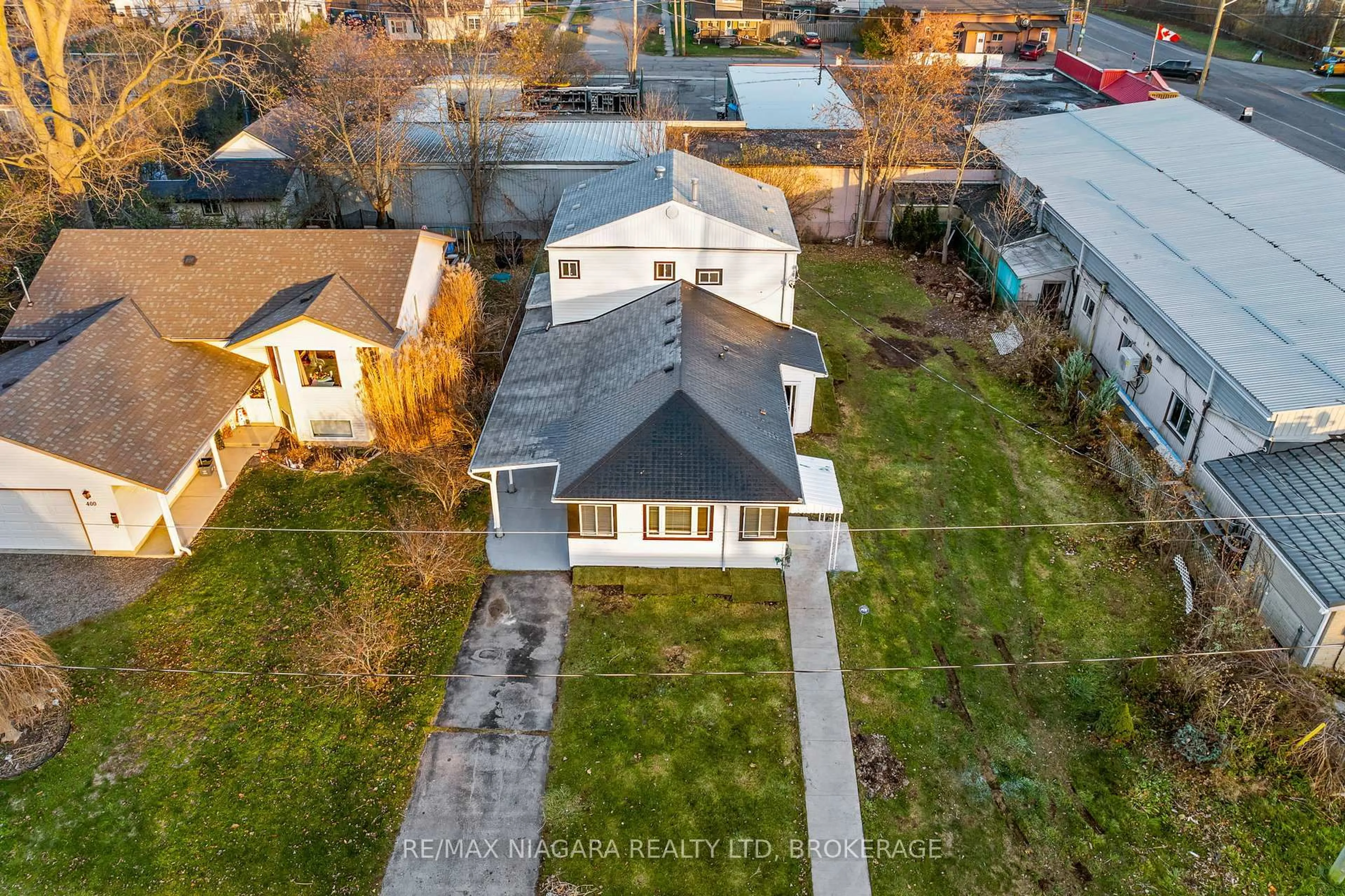 A pic from outside/outdoor area/front of a property/back of a property/a pic from drone, street for 396 Fairview Rd, Fort Erie Ontario L2A 4S2