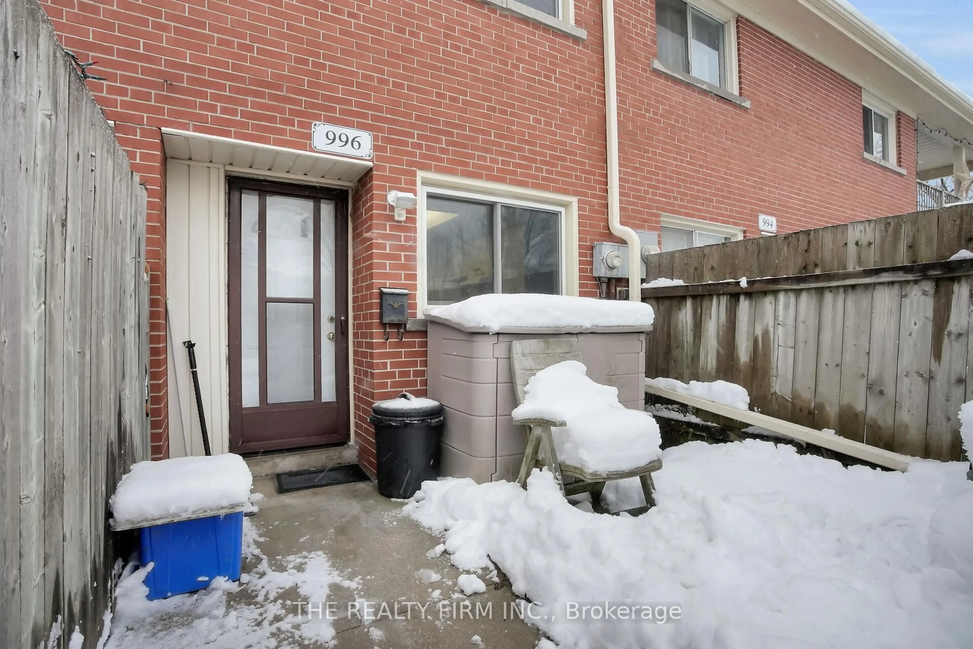 Patio, street for 996 Kipps Lane, London East Ontario N5Y 4S5