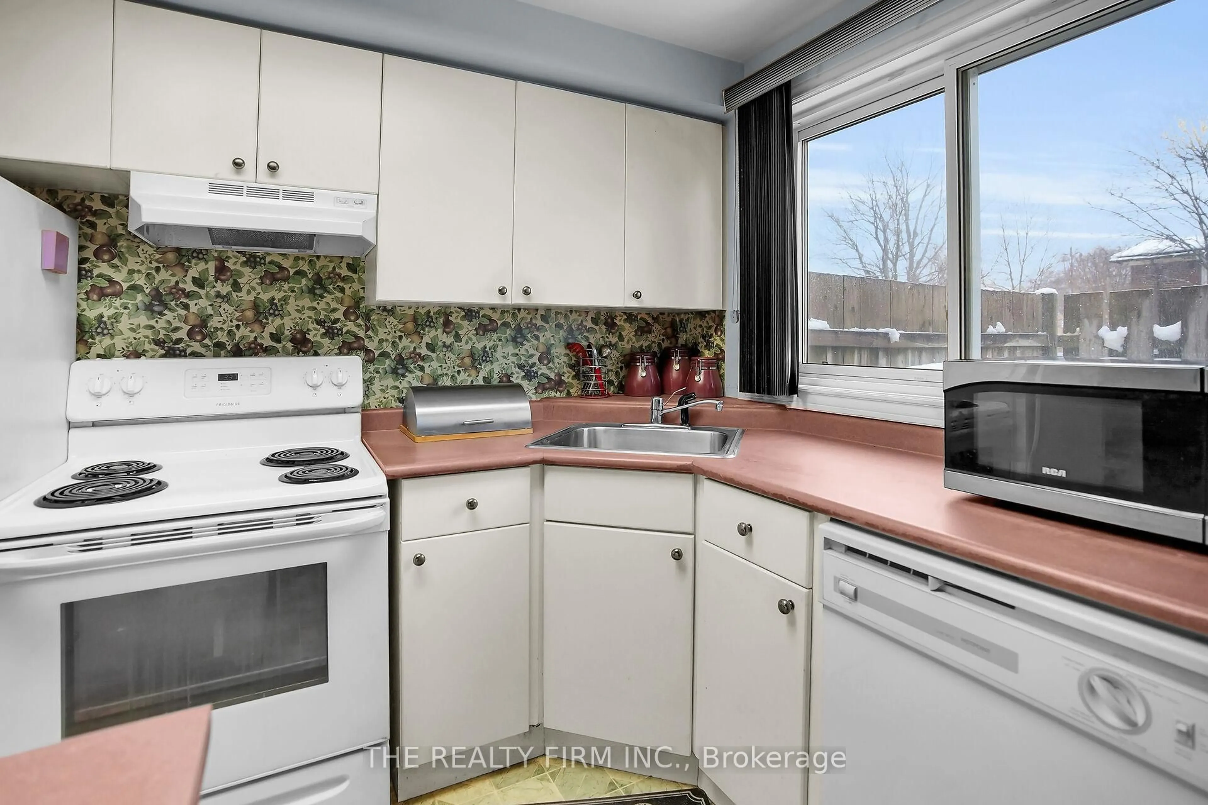 Standard kitchen, unknown for 996 Kipps Lane, London East Ontario N5Y 4S5