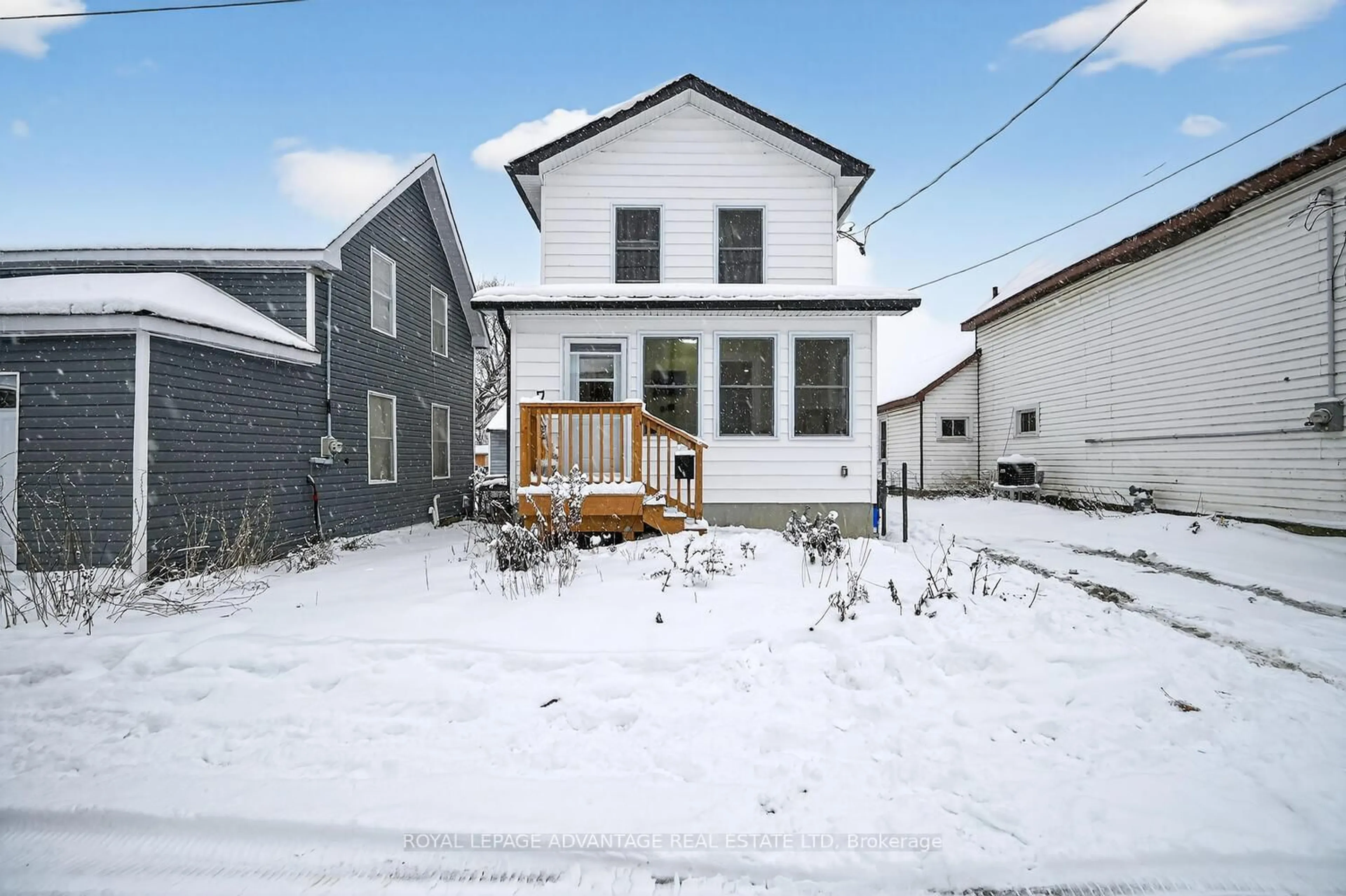 A pic from outside/outdoor area/front of a property/back of a property/a pic from drone, street for 31 Thomas St, Smiths Falls Ontario K7A 3E3