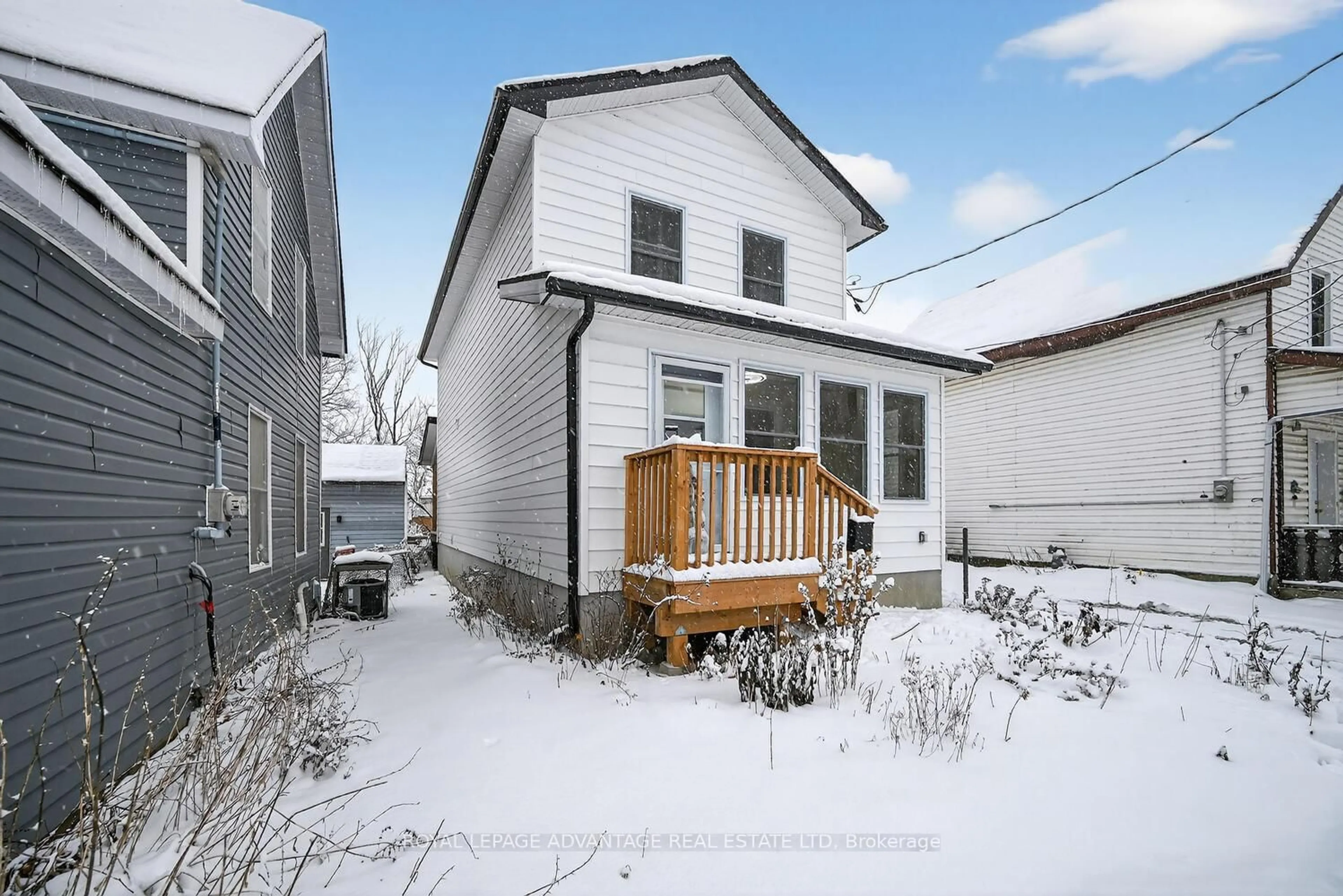 A pic from outside/outdoor area/front of a property/back of a property/a pic from drone, street for 31 Thomas St, Smiths Falls Ontario K7A 3E3