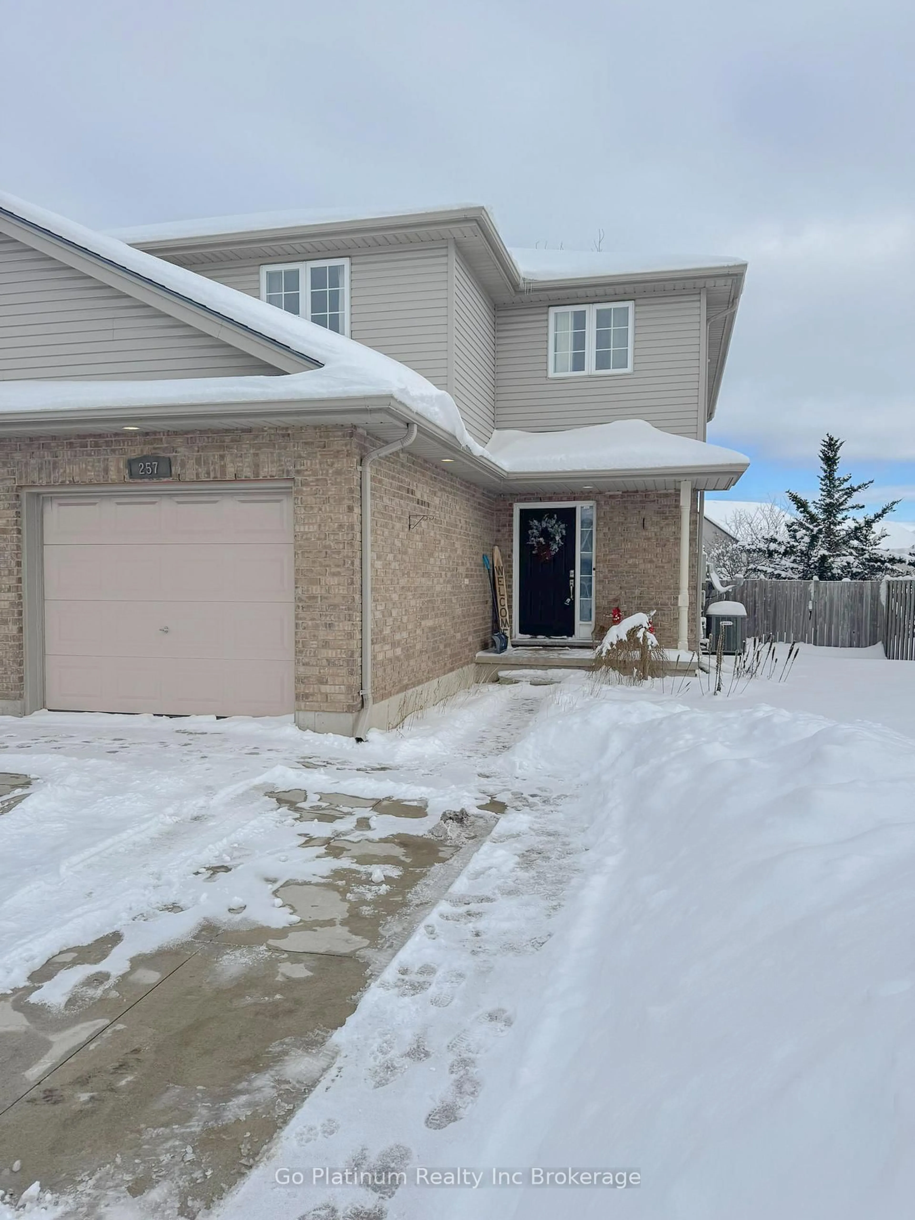 A pic from outside/outdoor area/front of a property/back of a property/a pic from drone, street for 257 Falcon Dr, Woodstock Ontario N4T 0A1