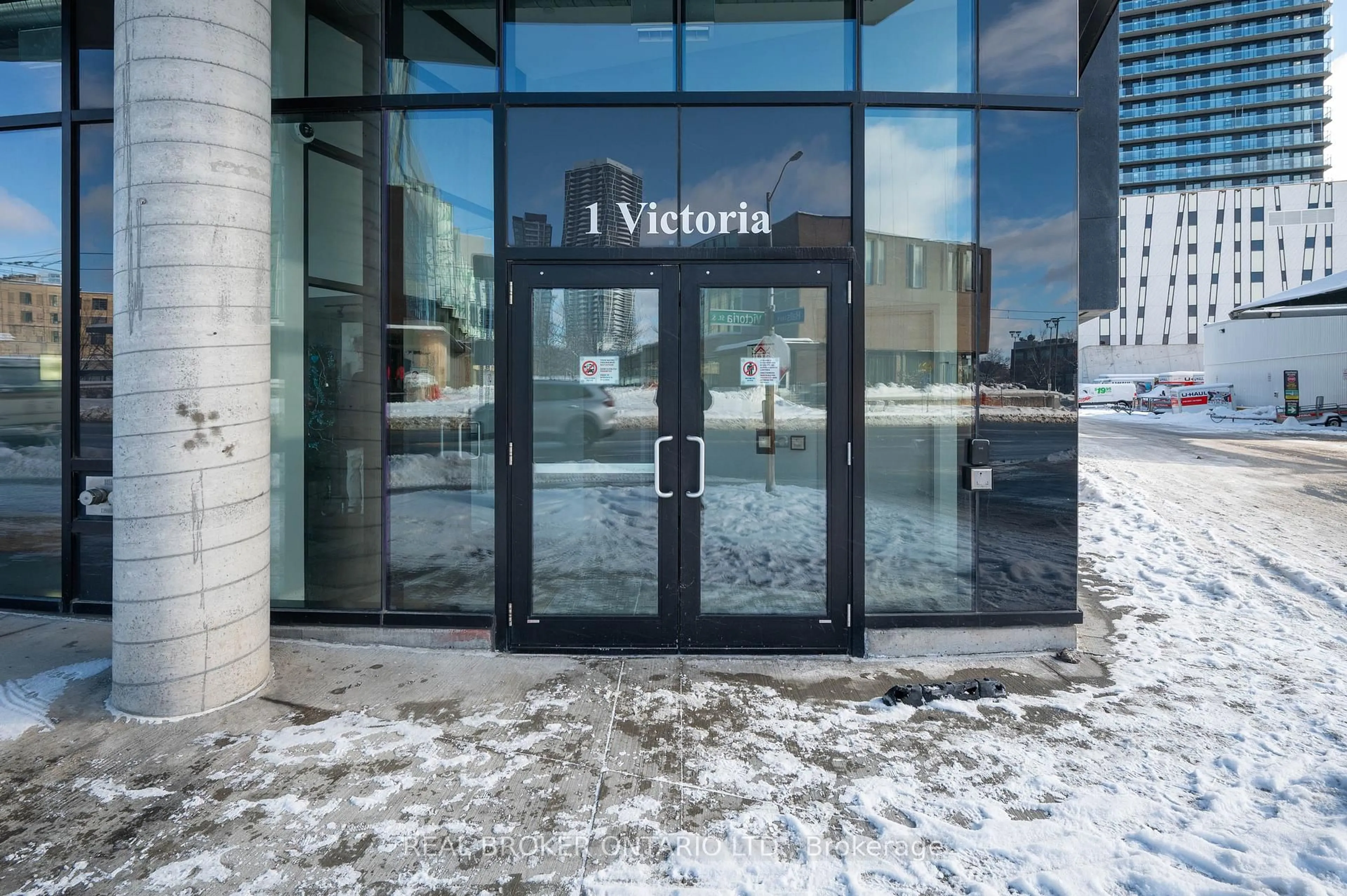 Indoor foyer for 1 Victoria St #203, Kitchener Ontario N2G 0B5