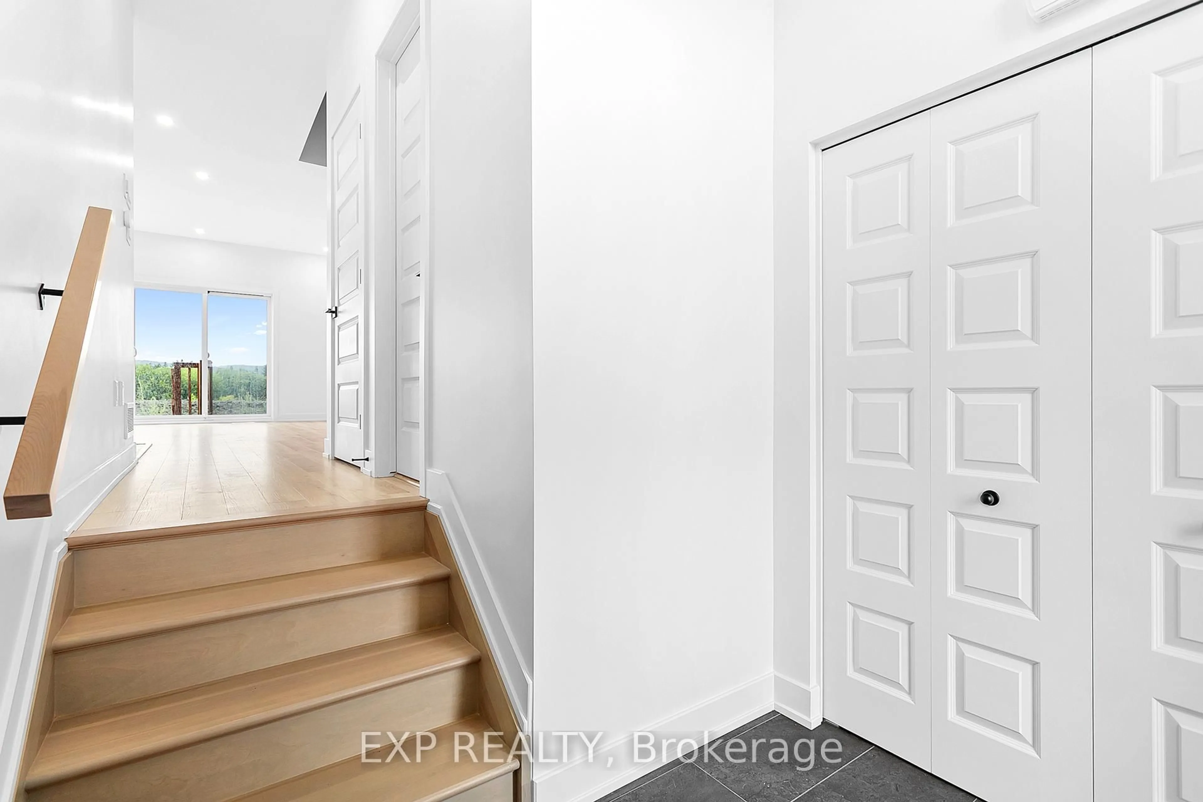 Indoor entryway for 263 Carpe St, Casselman Ontario K0A 1M0