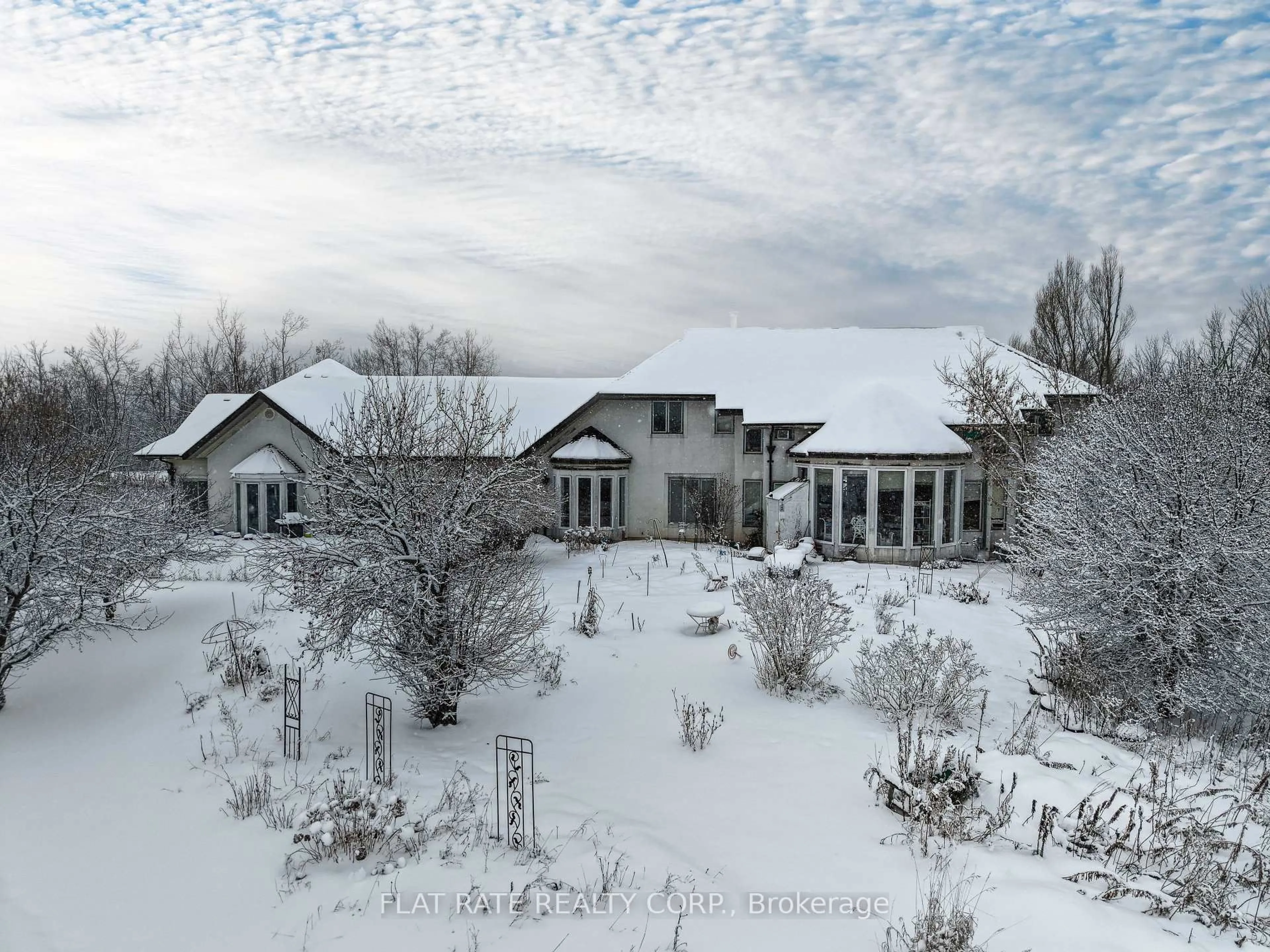 A pic from outside/outdoor area/front of a property/back of a property/a pic from drone, unknown for 1315 Parkhill Rd, Peterborough Ontario K9J 6X4