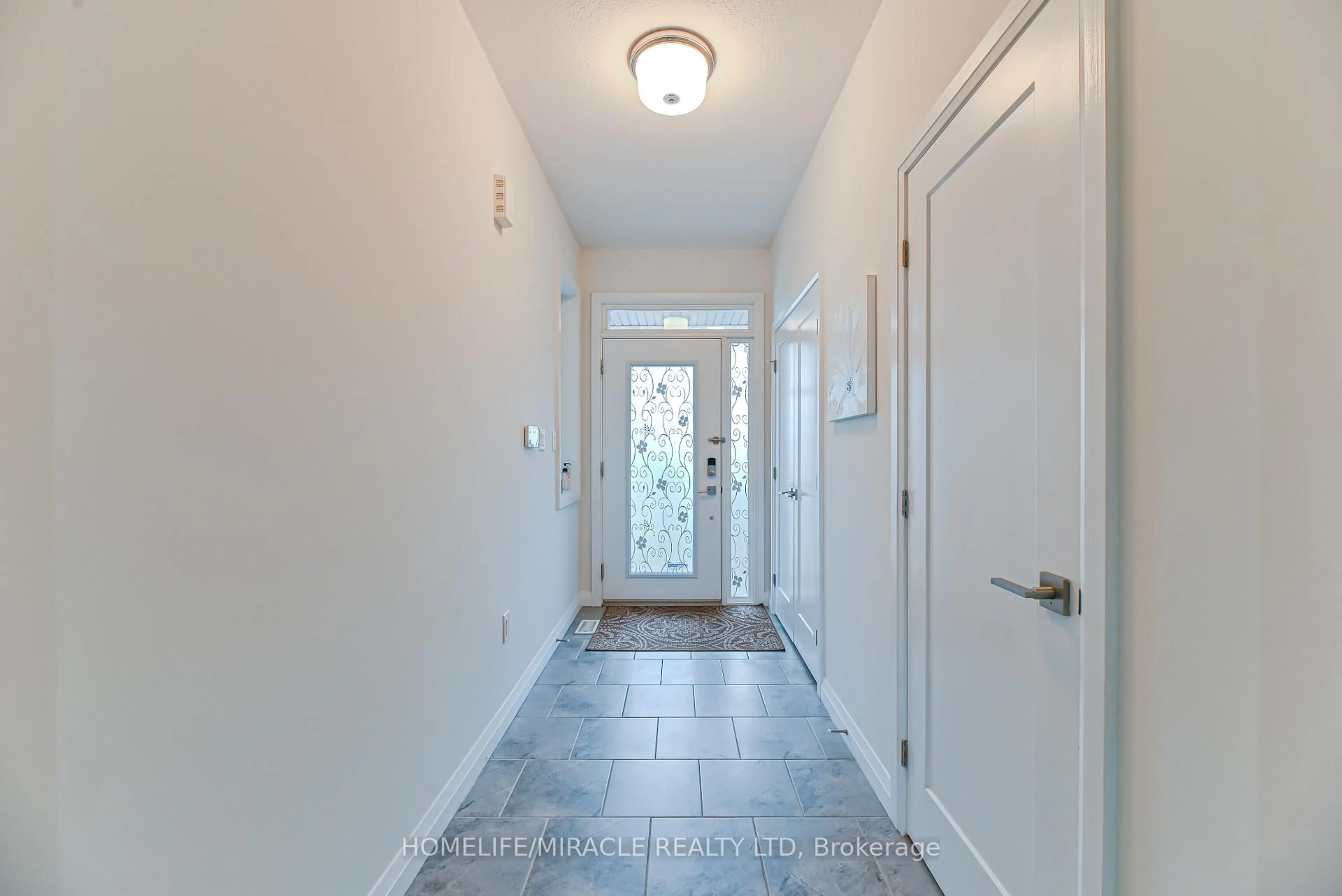 Indoor entryway for 35 Midhurst Hts #15, Hamilton Ontario L8J 0K9