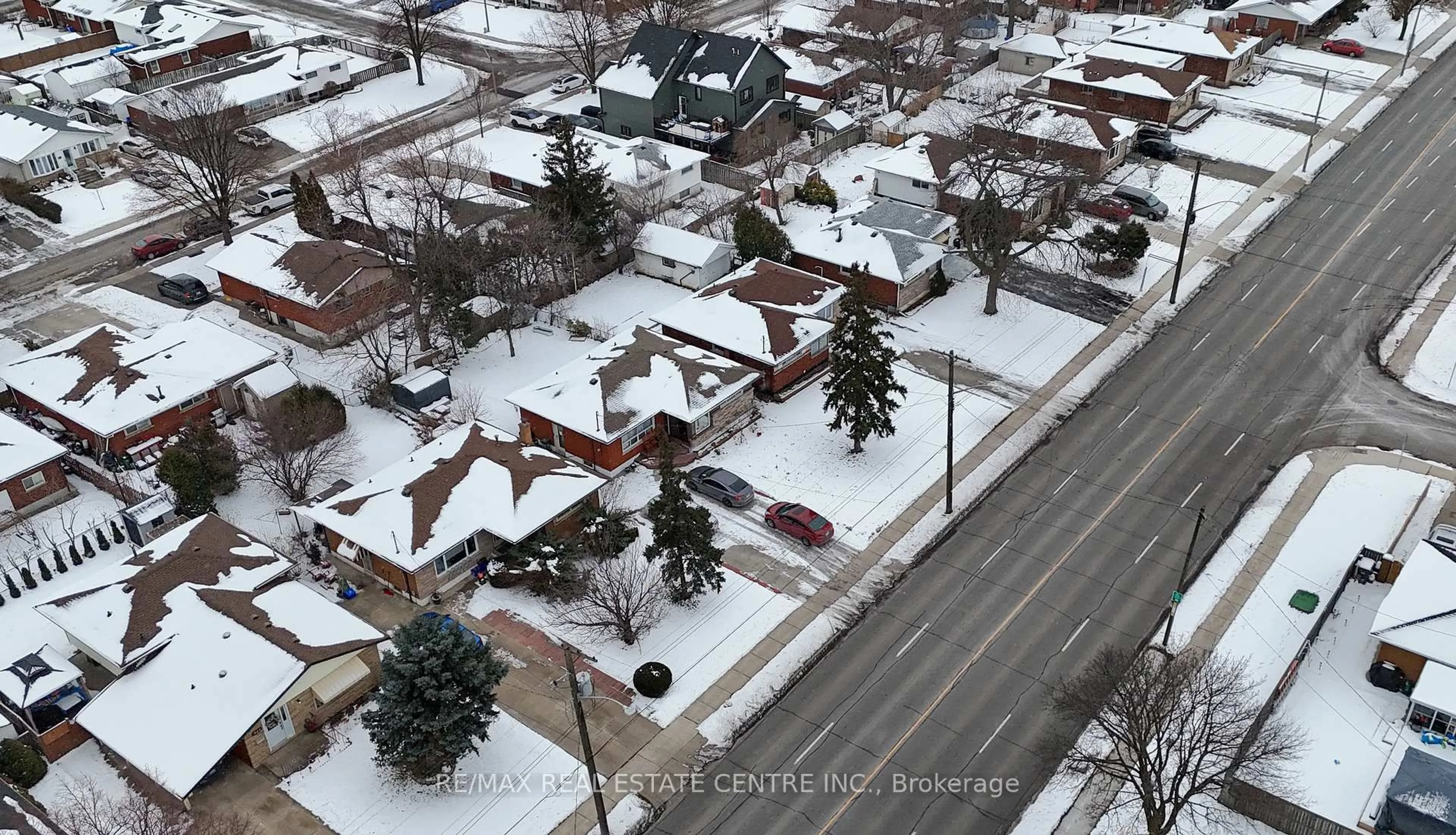 A pic from outside/outdoor area/front of a property/back of a property/a pic from drone, street for 953 Upper Sherman Ave, Hamilton Ontario L8V 3N4