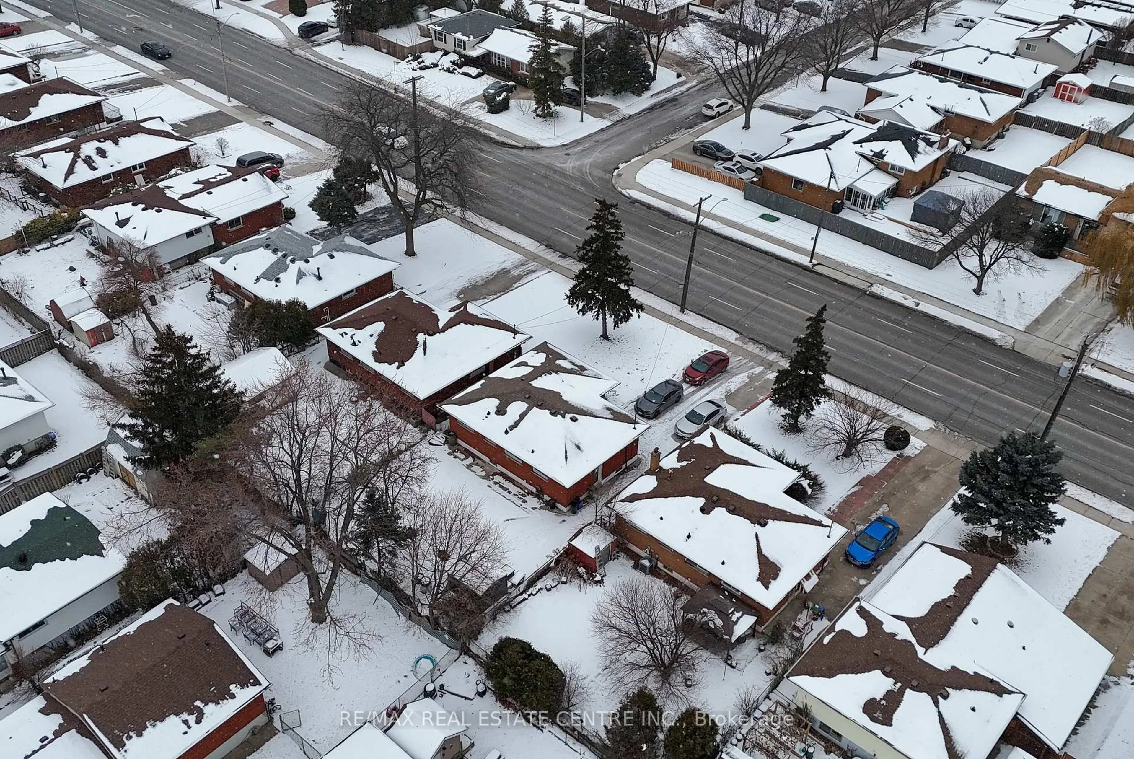 A pic from outside/outdoor area/front of a property/back of a property/a pic from drone, street for 953 Upper Sherman Ave, Hamilton Ontario L8V 3N4