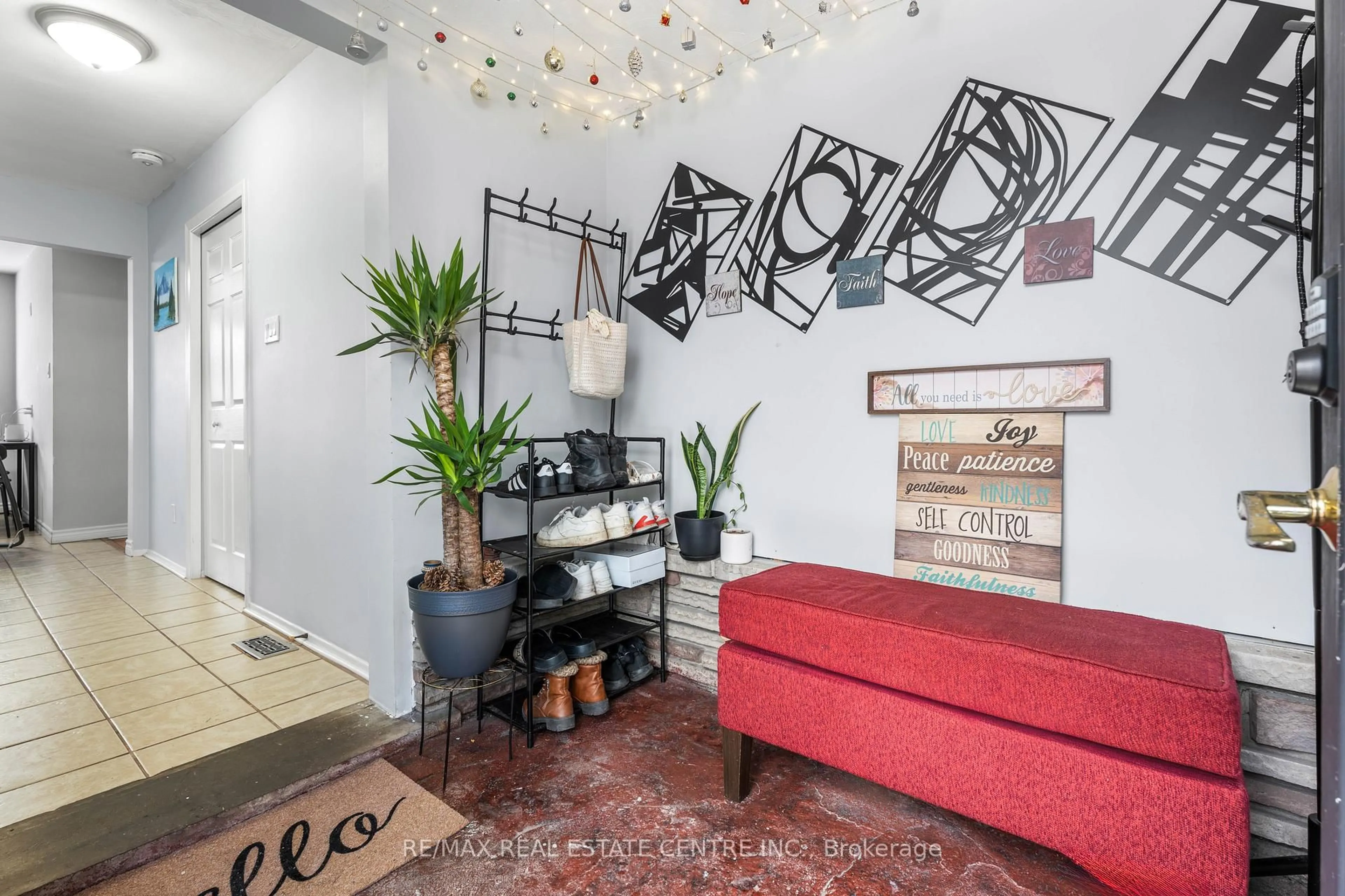 Indoor entryway for 953 Upper Sherman Ave, Hamilton Ontario L8V 3N4