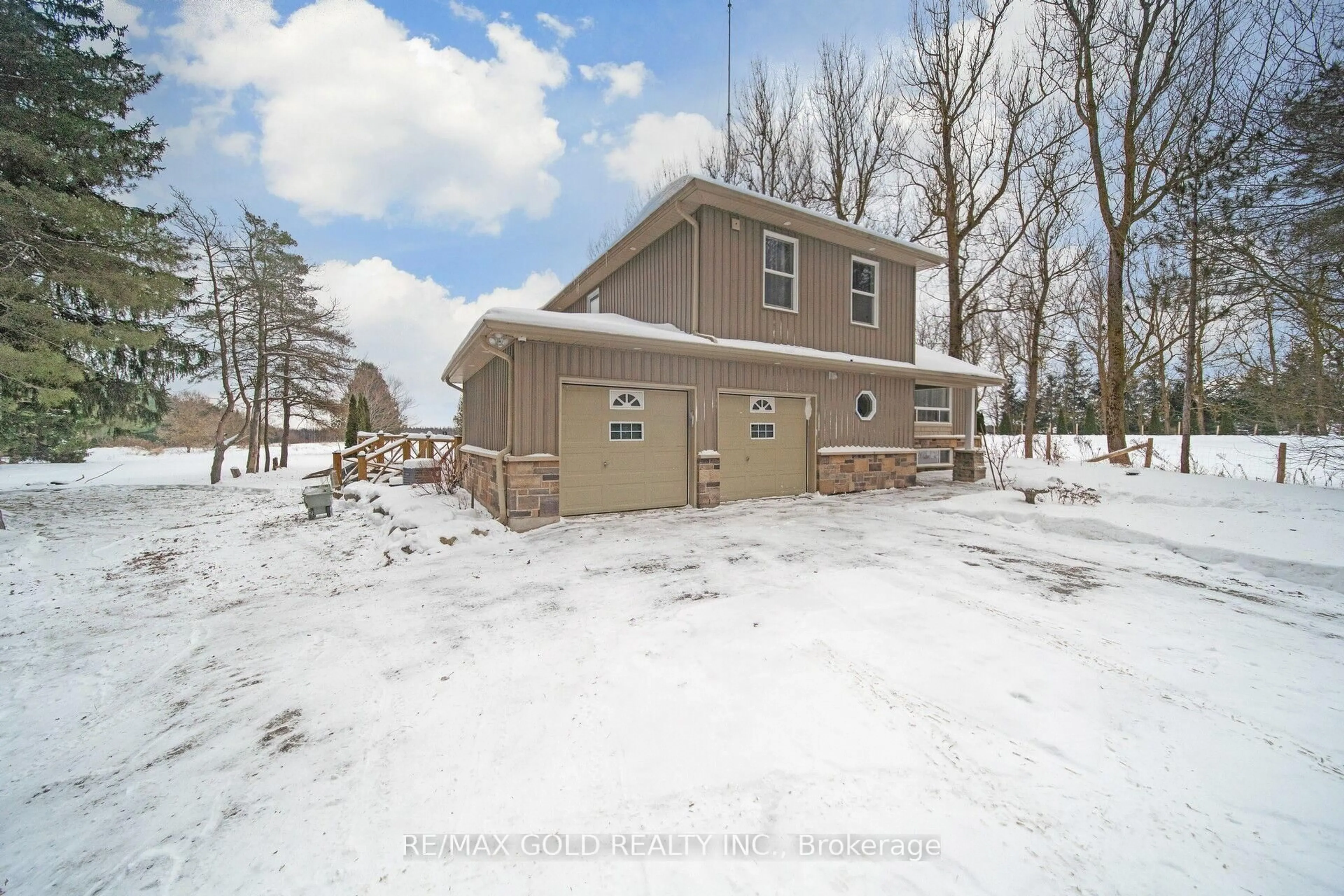 A pic from outside/outdoor area/front of a property/back of a property/a pic from drone, unknown for 64312 dufferin county Rd, East Garafraxa Ontario L9W 7J5