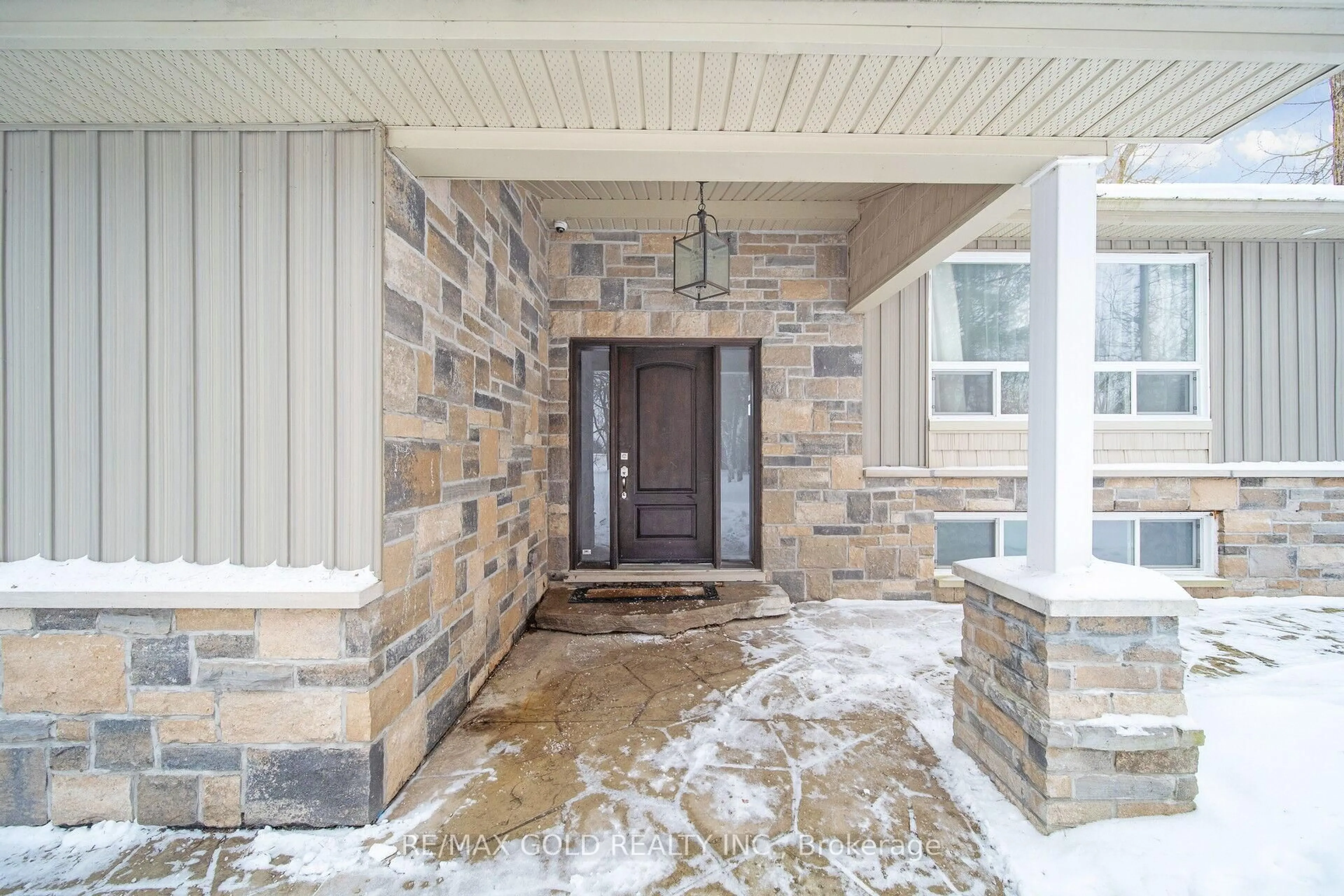 Indoor entryway for 64312 dufferin county Rd, East Garafraxa Ontario L9W 7J5