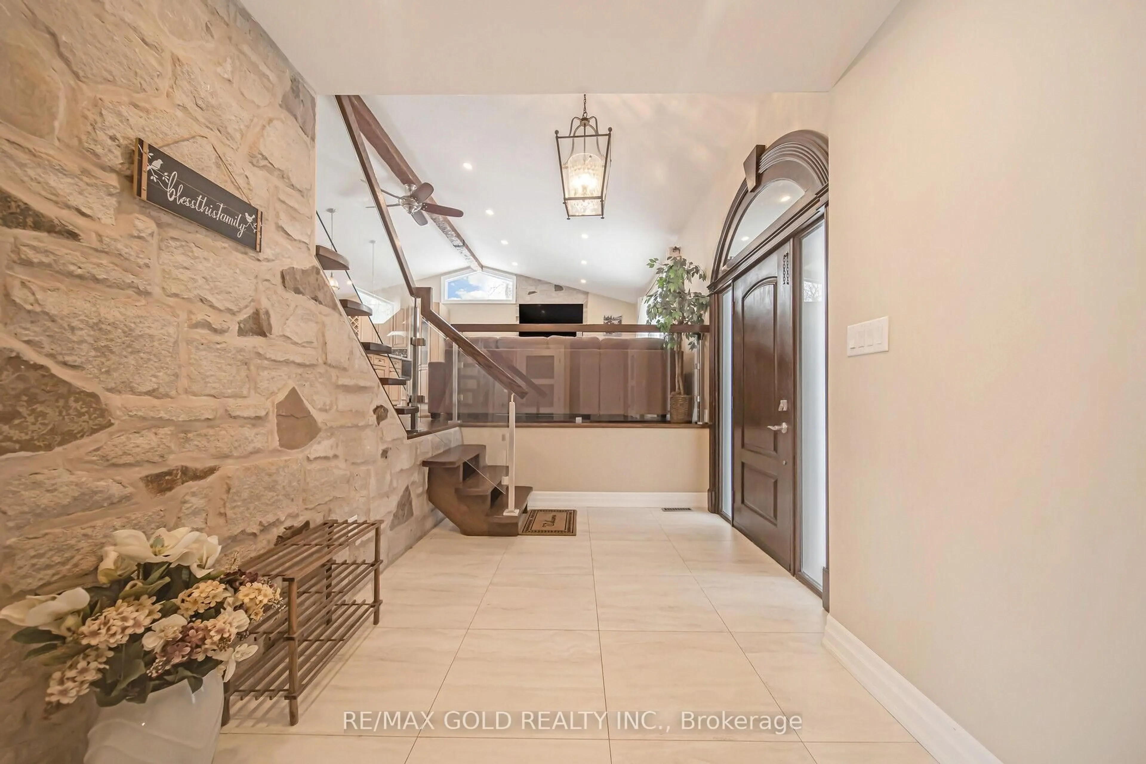 Indoor entryway for 64312 dufferin county Rd, East Garafraxa Ontario L9W 7J5