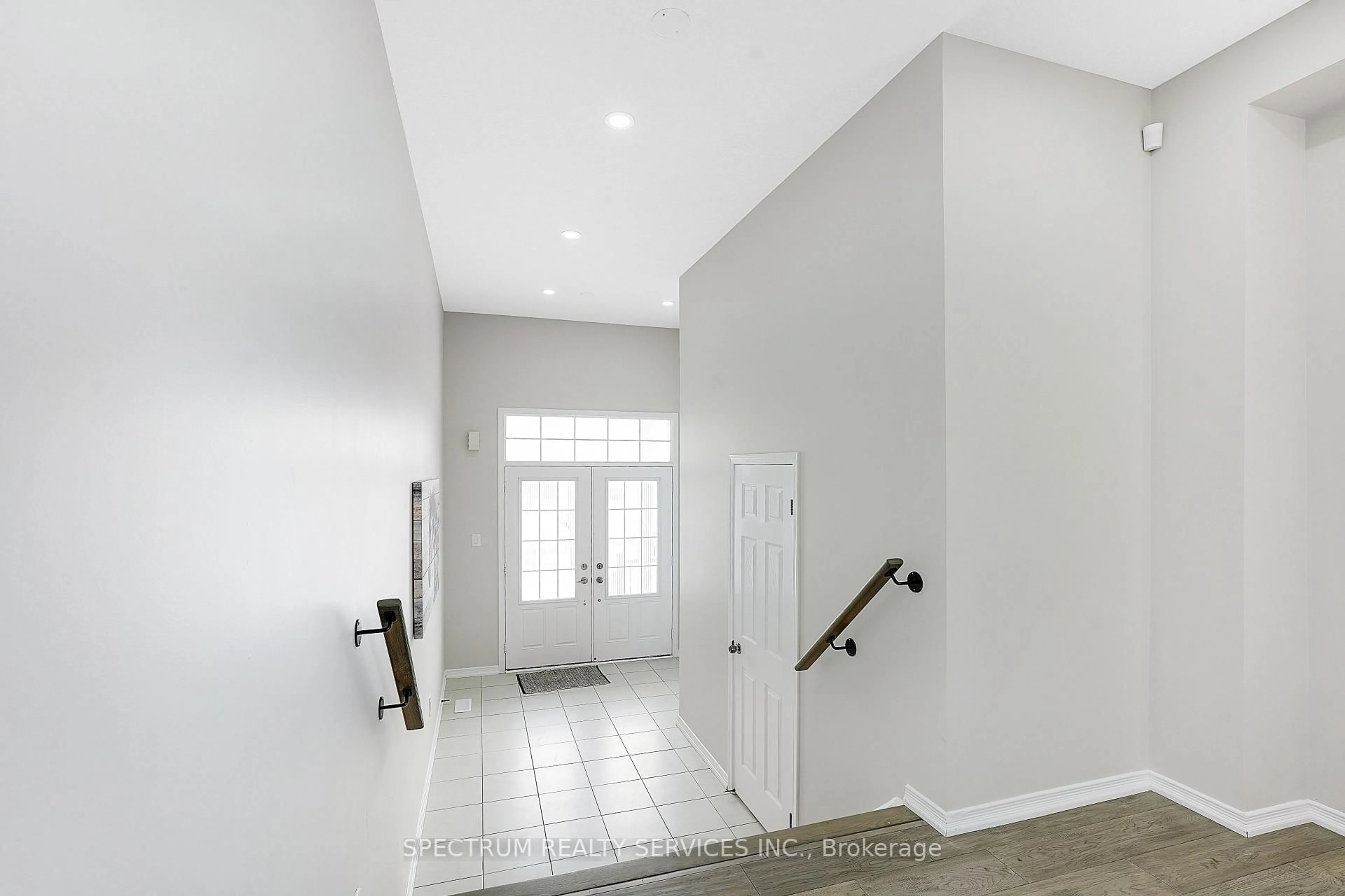 Indoor entryway for 42 Pollard St, Brantford Ontario N3T 5L5