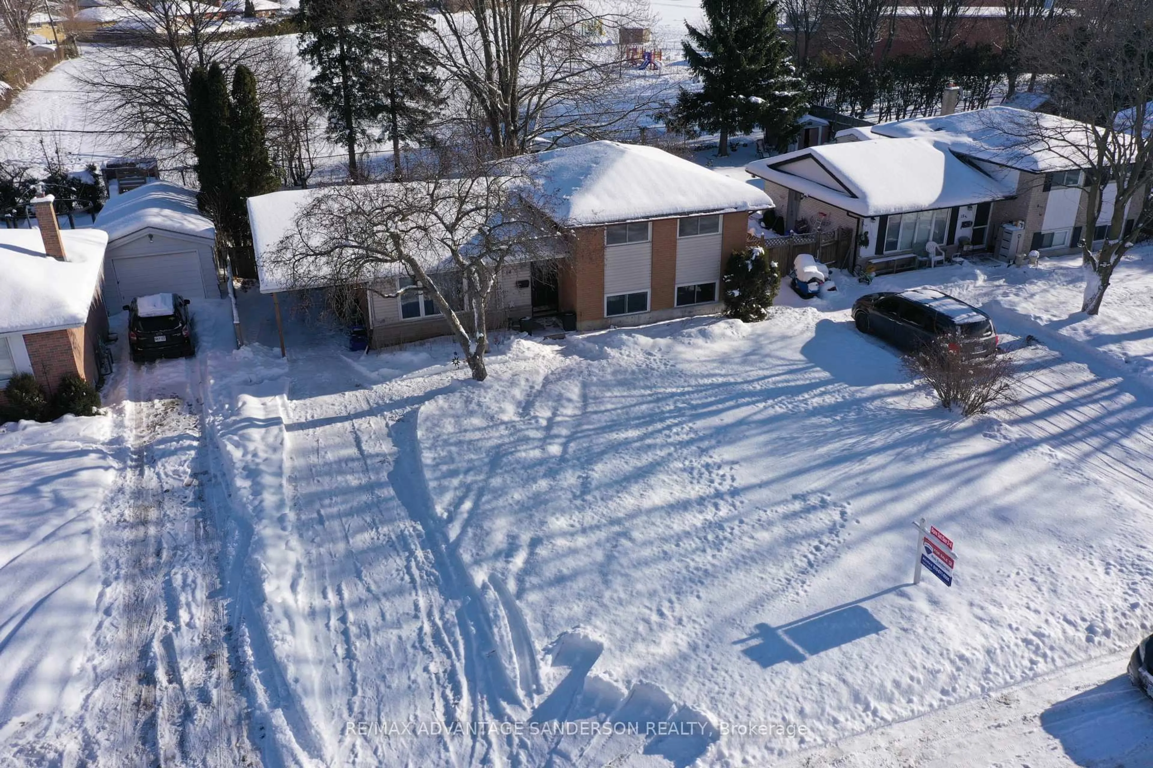A pic from outside/outdoor area/front of a property/back of a property/a pic from drone, street for 14 TEWKSBURY Cres, London East Ontario N5V 2M8