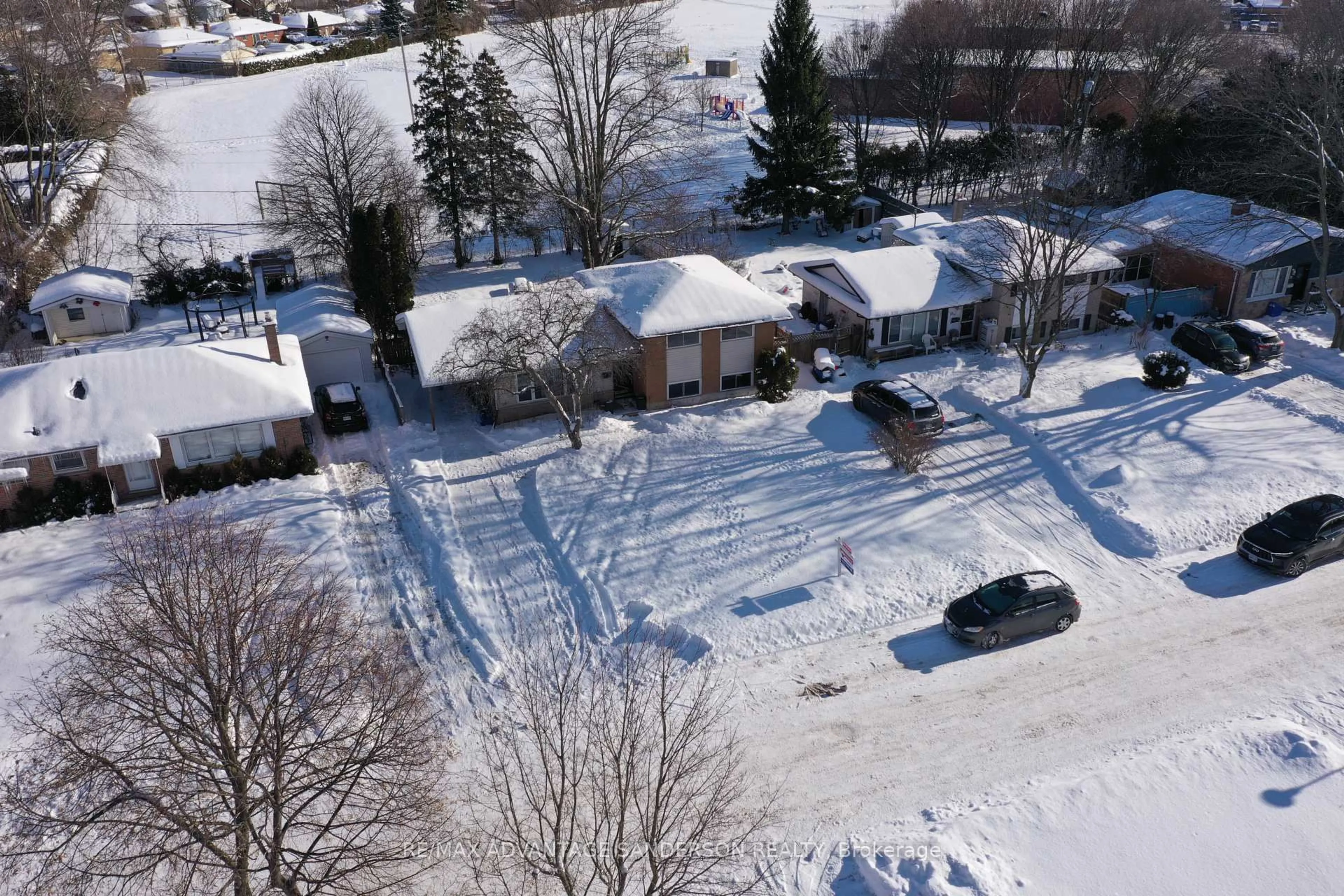 A pic from outside/outdoor area/front of a property/back of a property/a pic from drone, street for 14 TEWKSBURY Cres, London East Ontario N5V 2M8