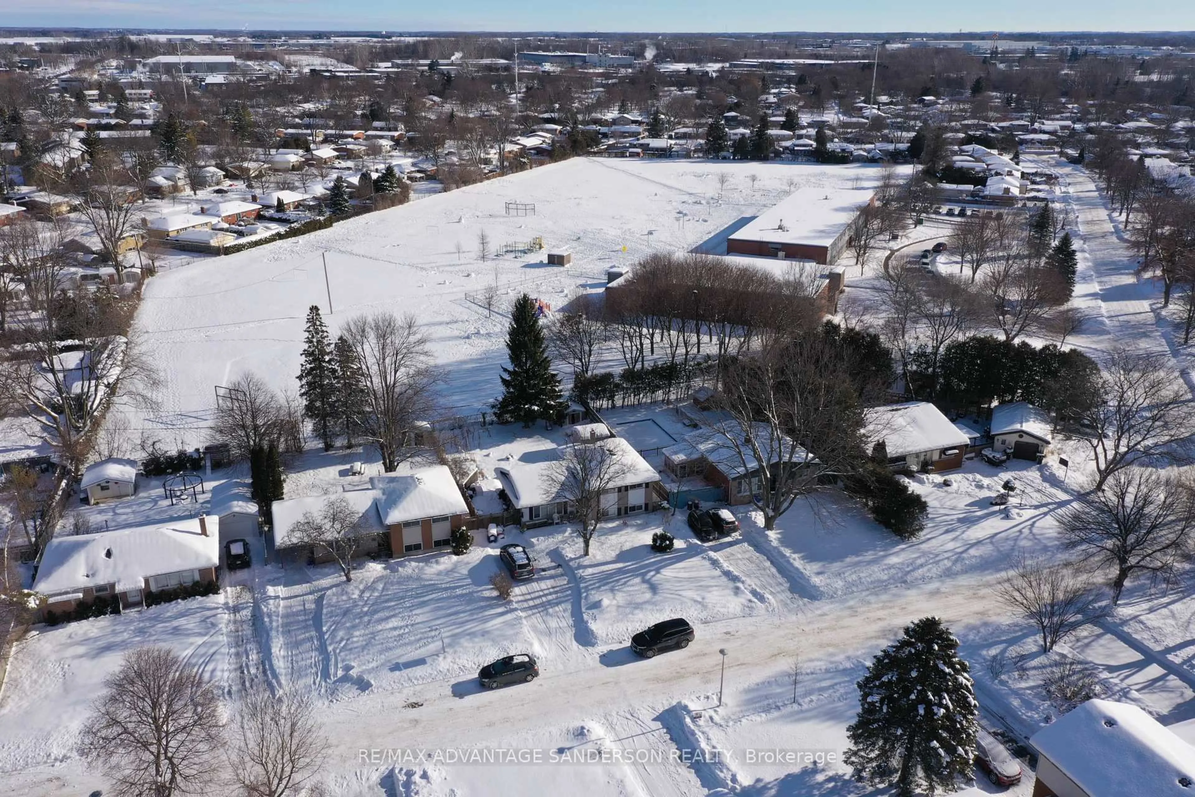 A pic from outside/outdoor area/front of a property/back of a property/a pic from drone, street for 14 TEWKSBURY Cres, London East Ontario N5V 2M8
