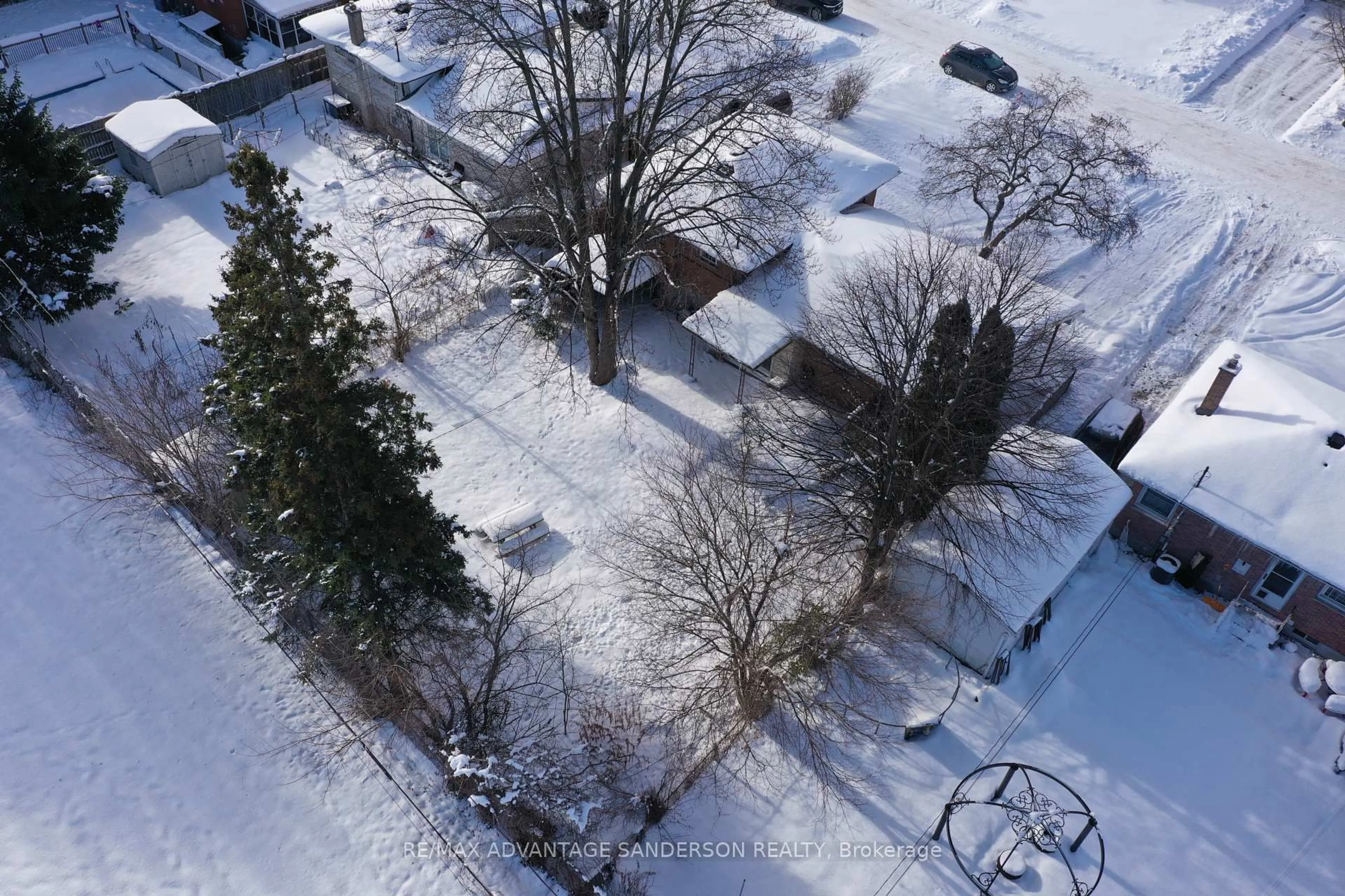 A pic from outside/outdoor area/front of a property/back of a property/a pic from drone, street for 14 TEWKSBURY Cres, London East Ontario N5V 2M8