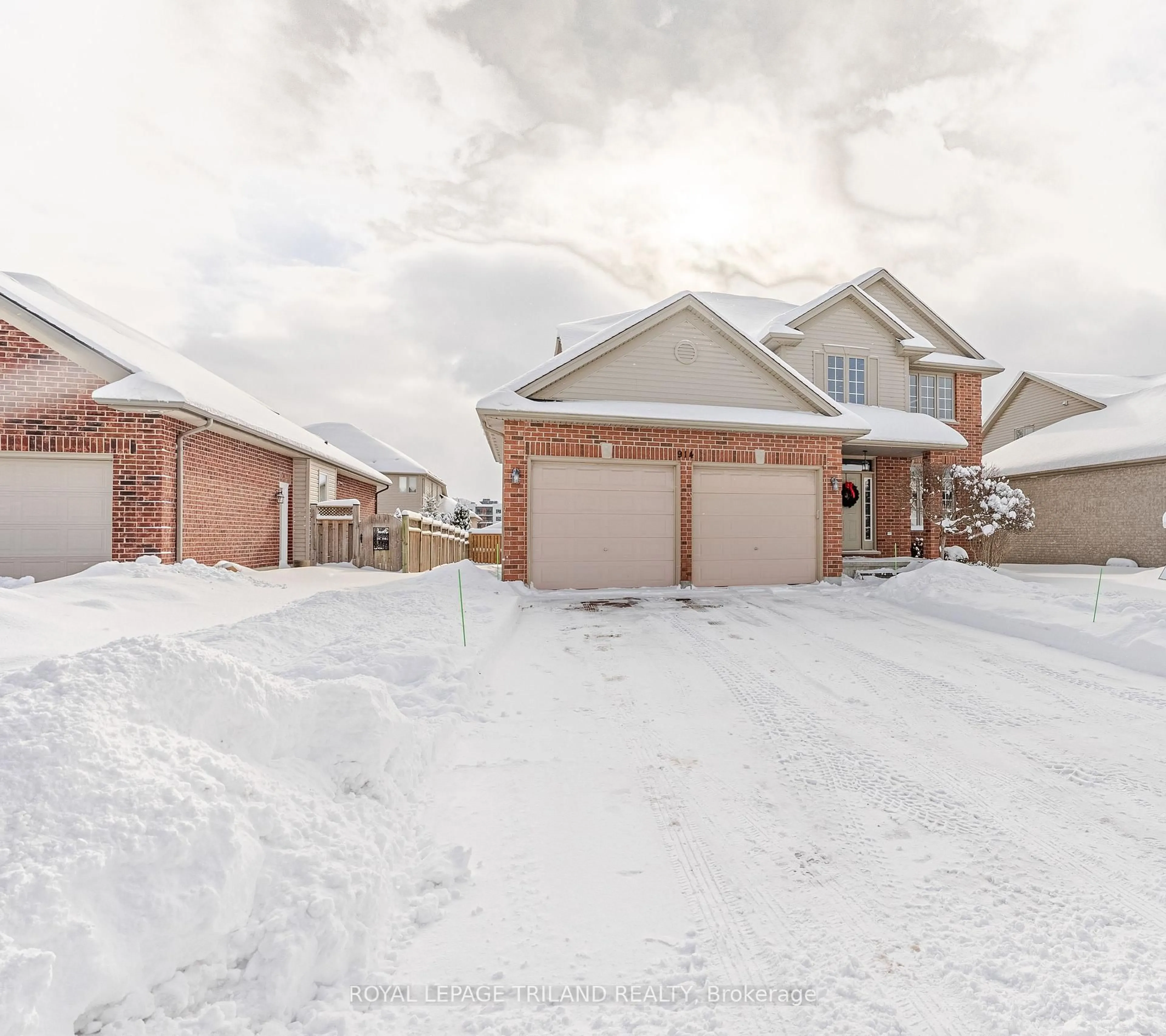 A pic from outside/outdoor area/front of a property/back of a property/a pic from drone, street for 914 Collins Dr, London South Ontario N6K 4X6