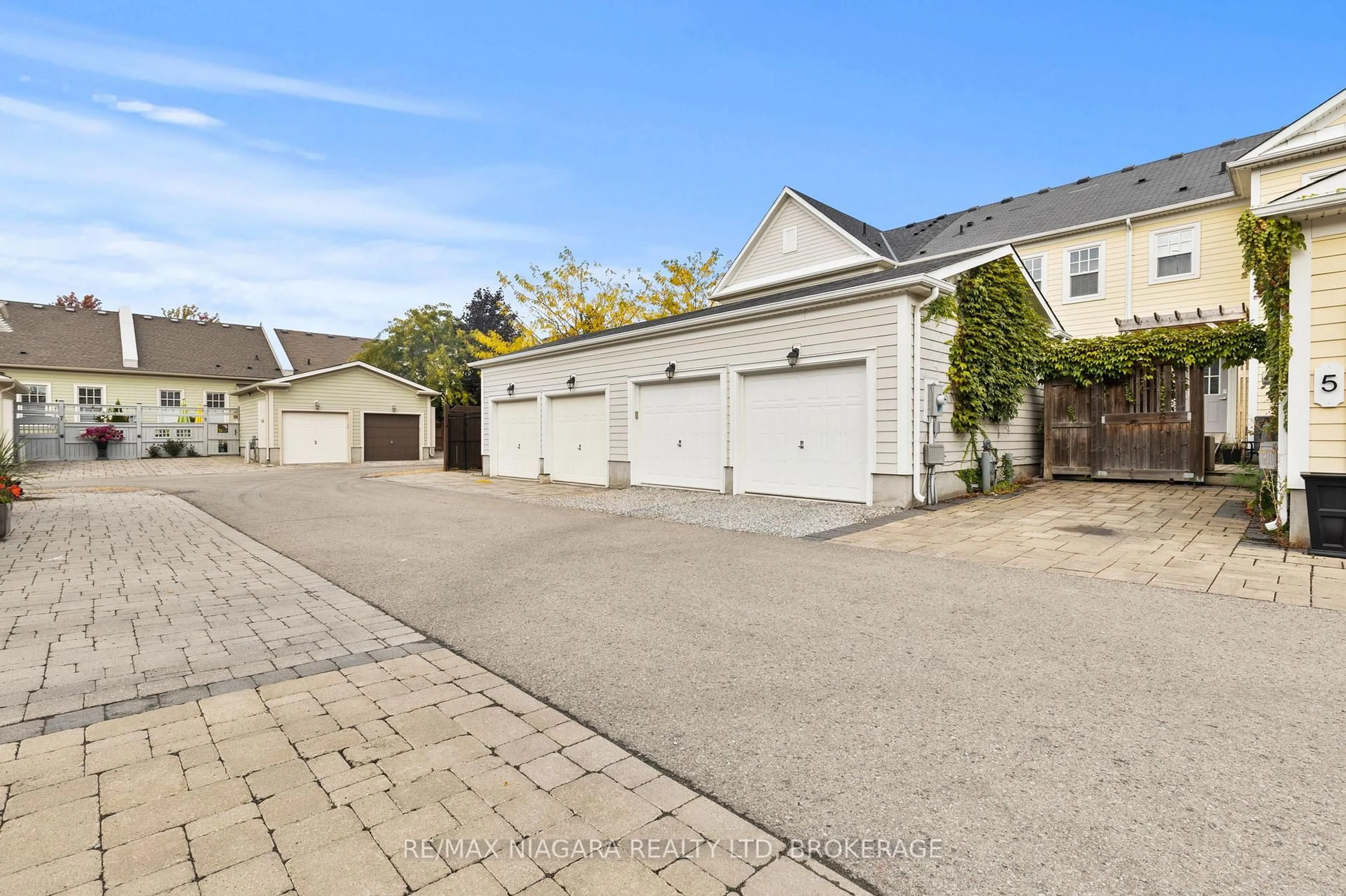 Indoor garage for 3 BLACKBIRD St, Niagara-on-the-Lake Ontario L0S 1J0