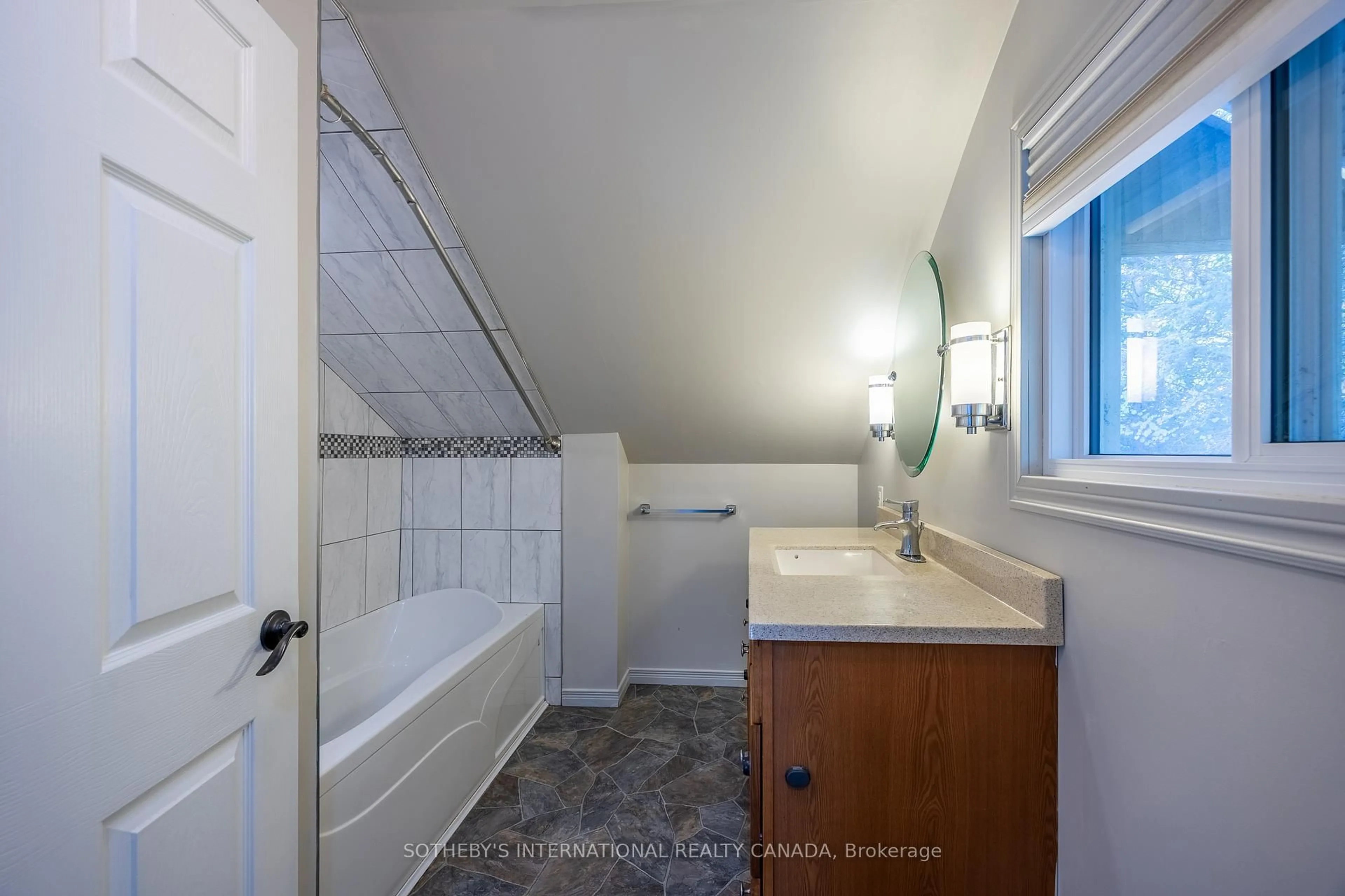 Standard bathroom, ceramic/tile floor for 17 Mechanic St, Norfolk Ontario N0E 1Y0