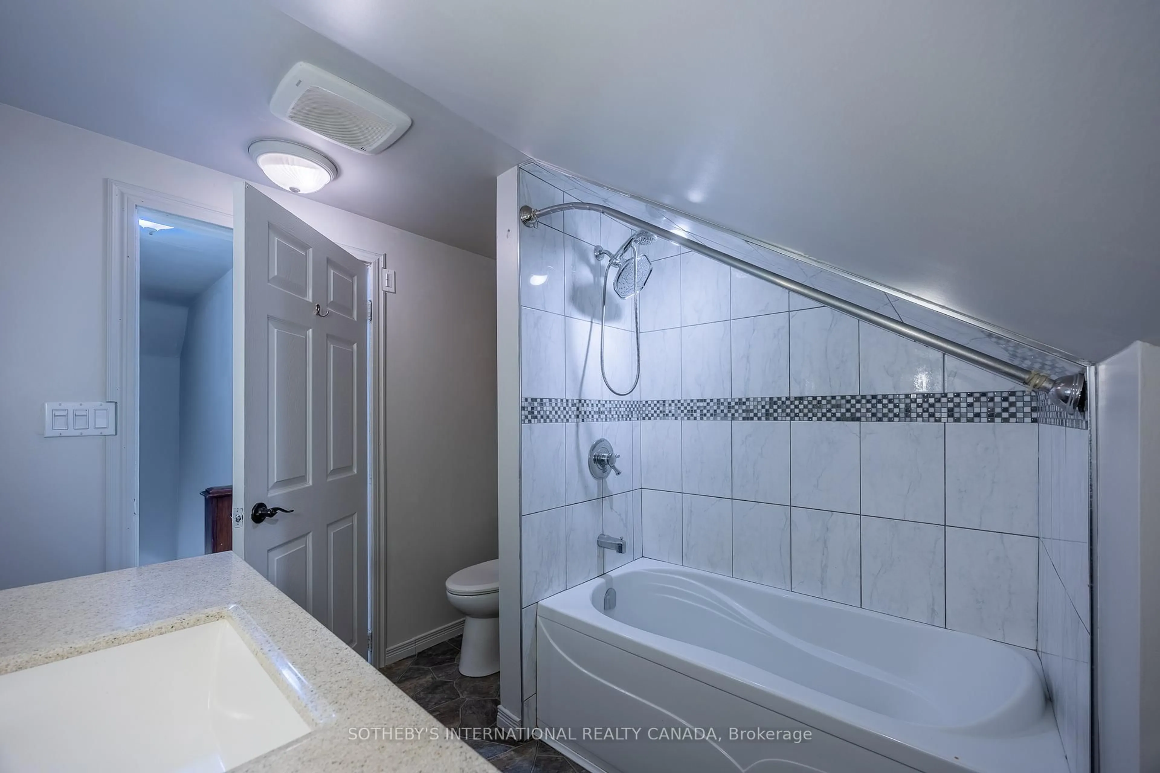 Standard bathroom, ceramic/tile floor for 17 Mechanic St, Norfolk Ontario N0E 1Y0