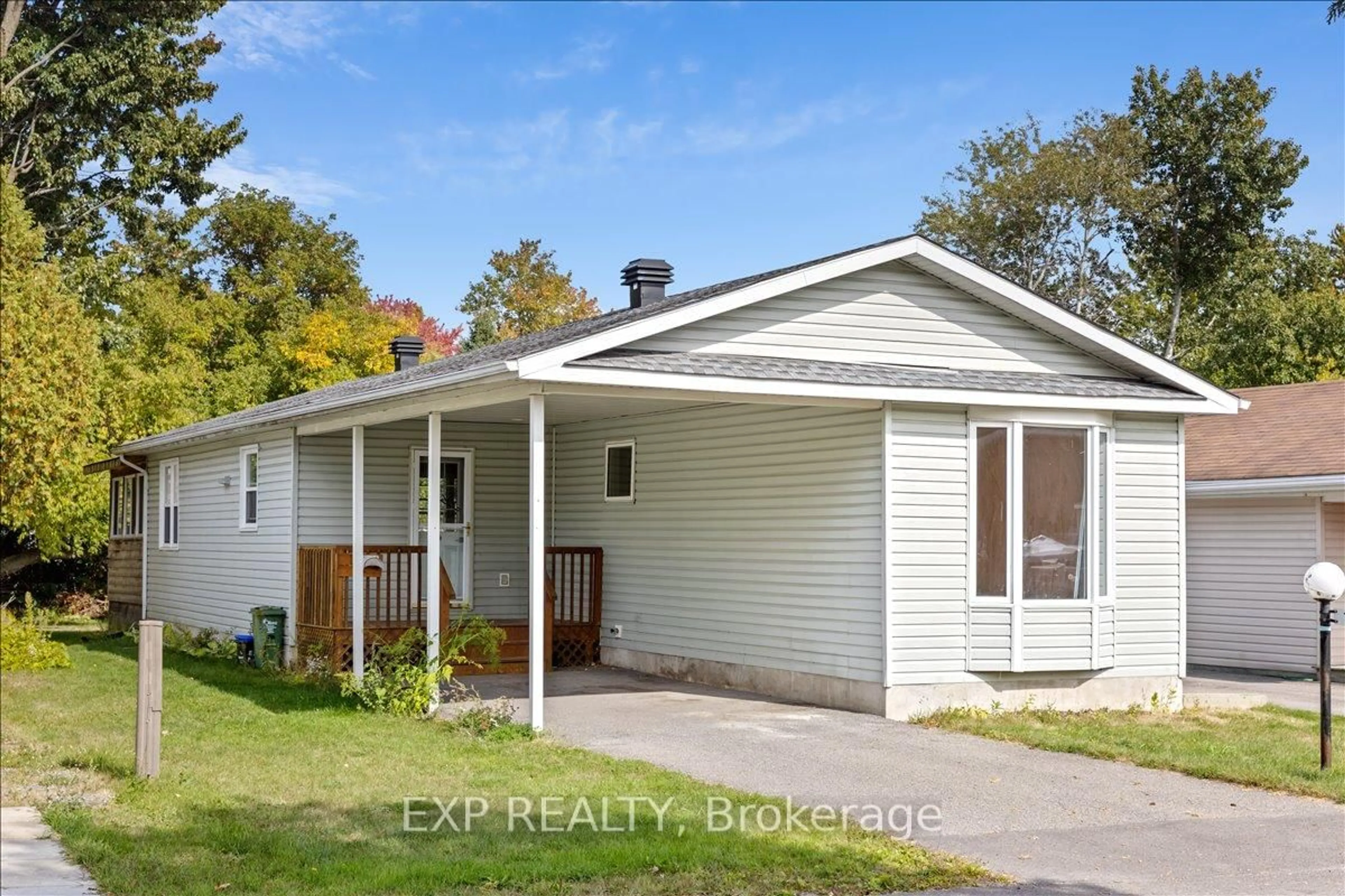 Home with vinyl exterior material, street for 1023 Vista Barrett Private, Greely Ontario K4P 1C8